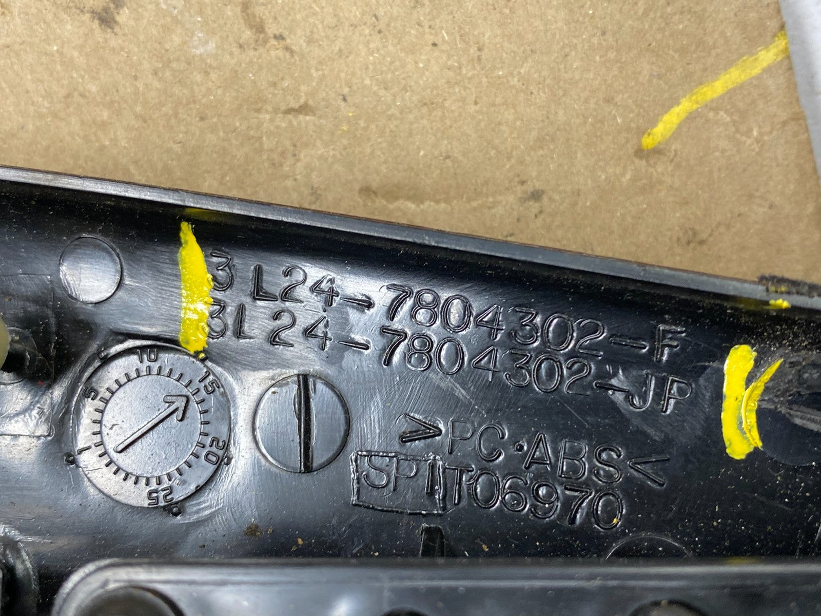 2002 to 2005 Ford Explorer Radio Dash Bezel Climate Control Air Vent u4804 DG5