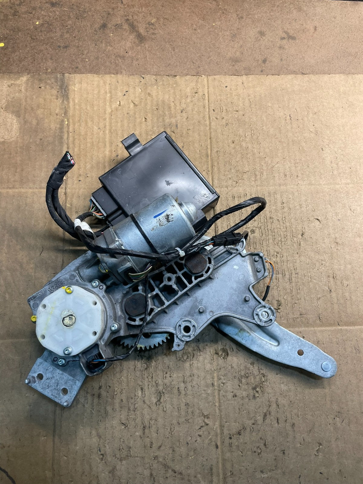 GMC Acadia Yukon Tahoe Rear Trunk Liftgate Power Motor Actuator Y7361 DG5