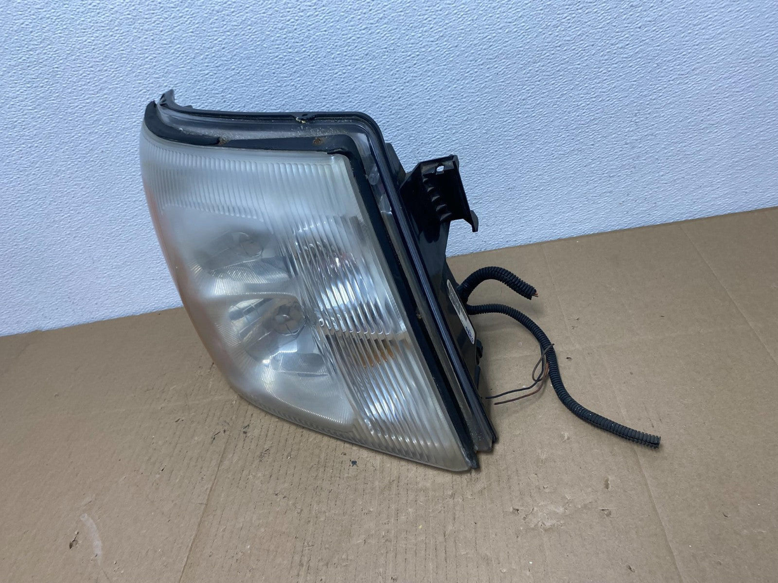 2002-2006 Cadillac Escalade Right Passenger Side Halogen Headlight AB8151 DW1