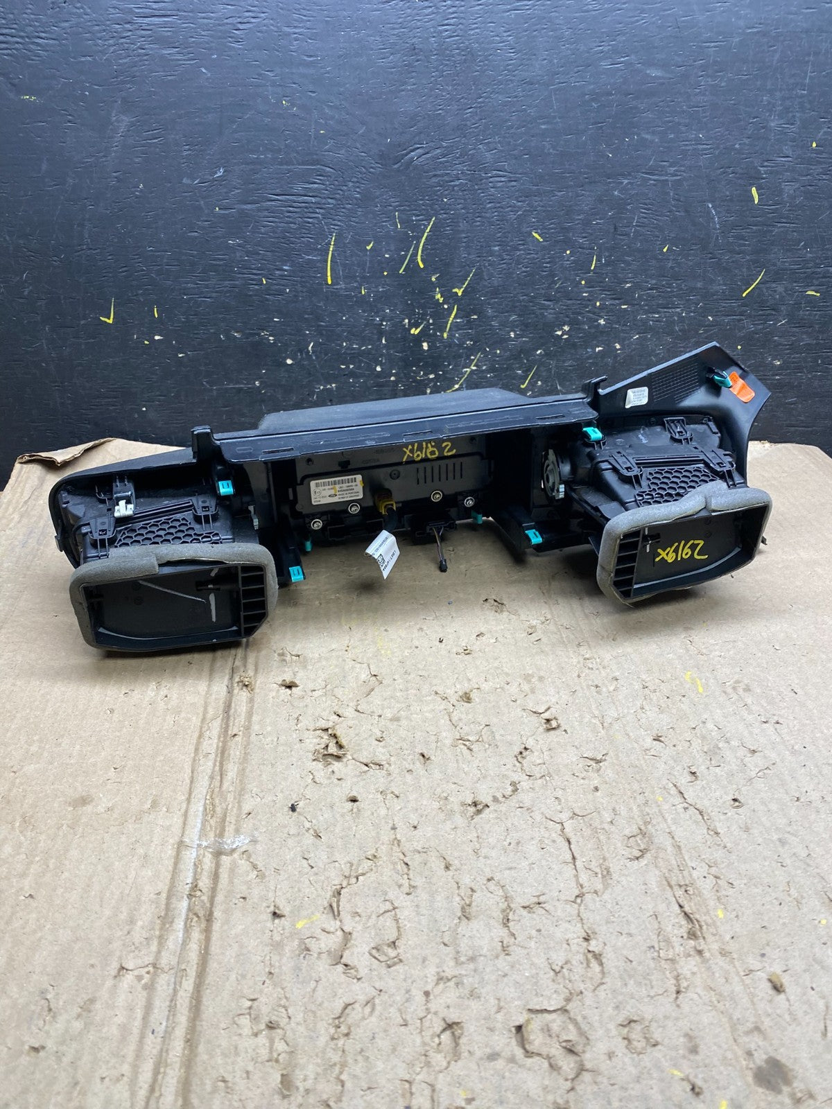 2020 to 2023 Ford  Explorer Console Radio Display Screen Air Vents Oem X6162 DG4