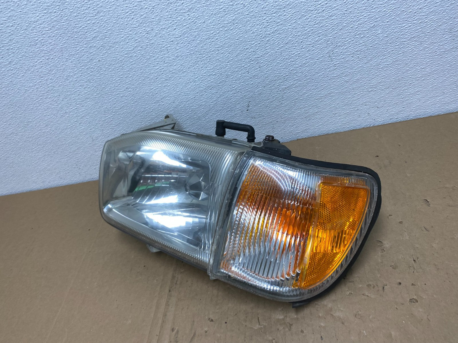 1999 to 2004 Nissan Pathfinder Left Driver Halogen Headlight Oem AB6856 DW1