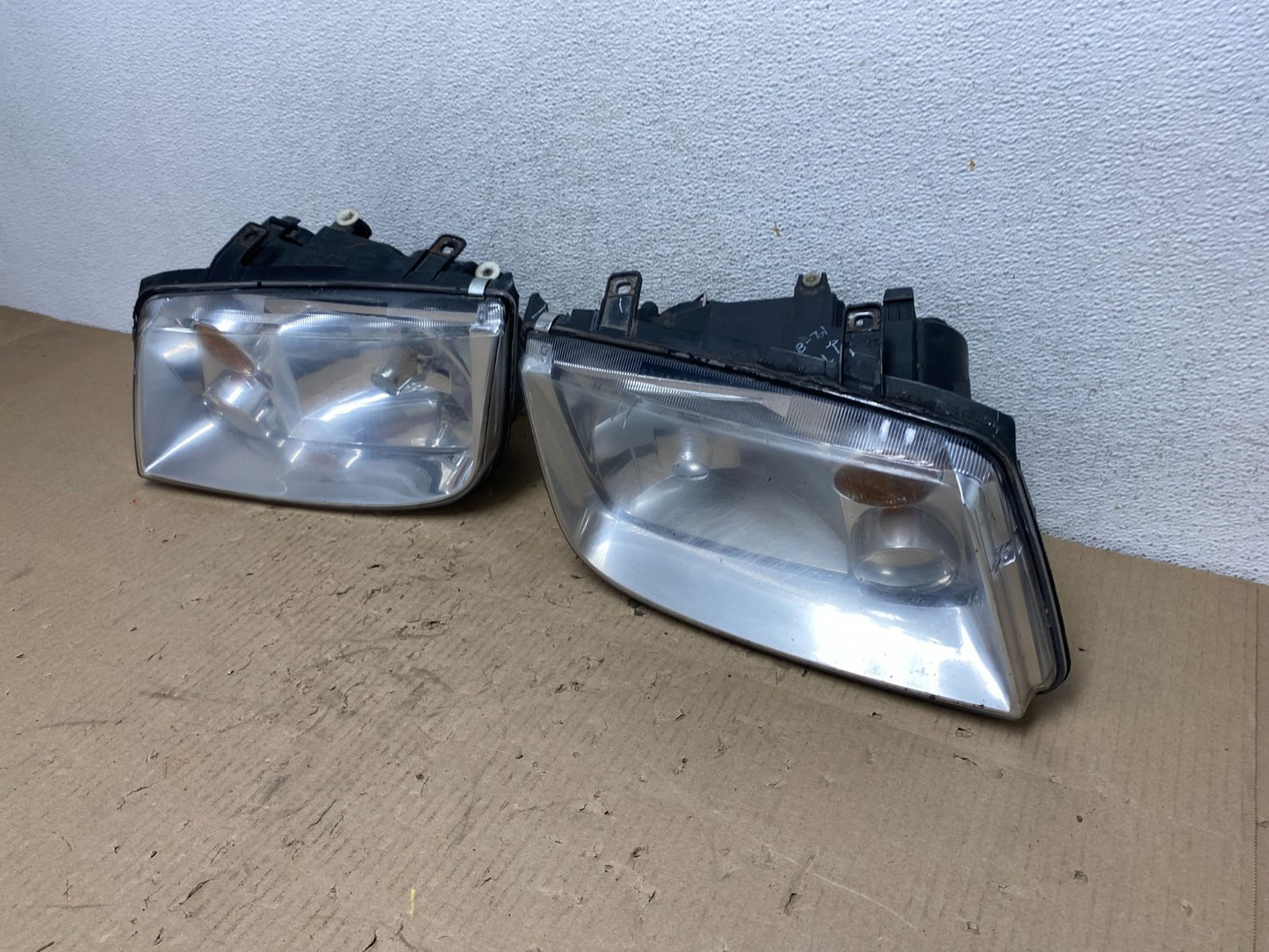 2002 to 2004 Volkswagen Jetta Left+Right Headlights AG6533 DW1
