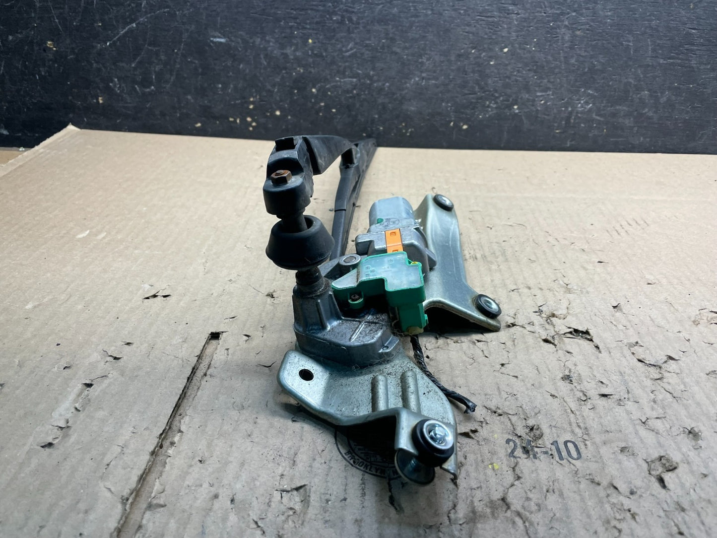 2009 to 2013 Subaru Forester Rear Windshield Washer Wiper Motor V8806 DG2
