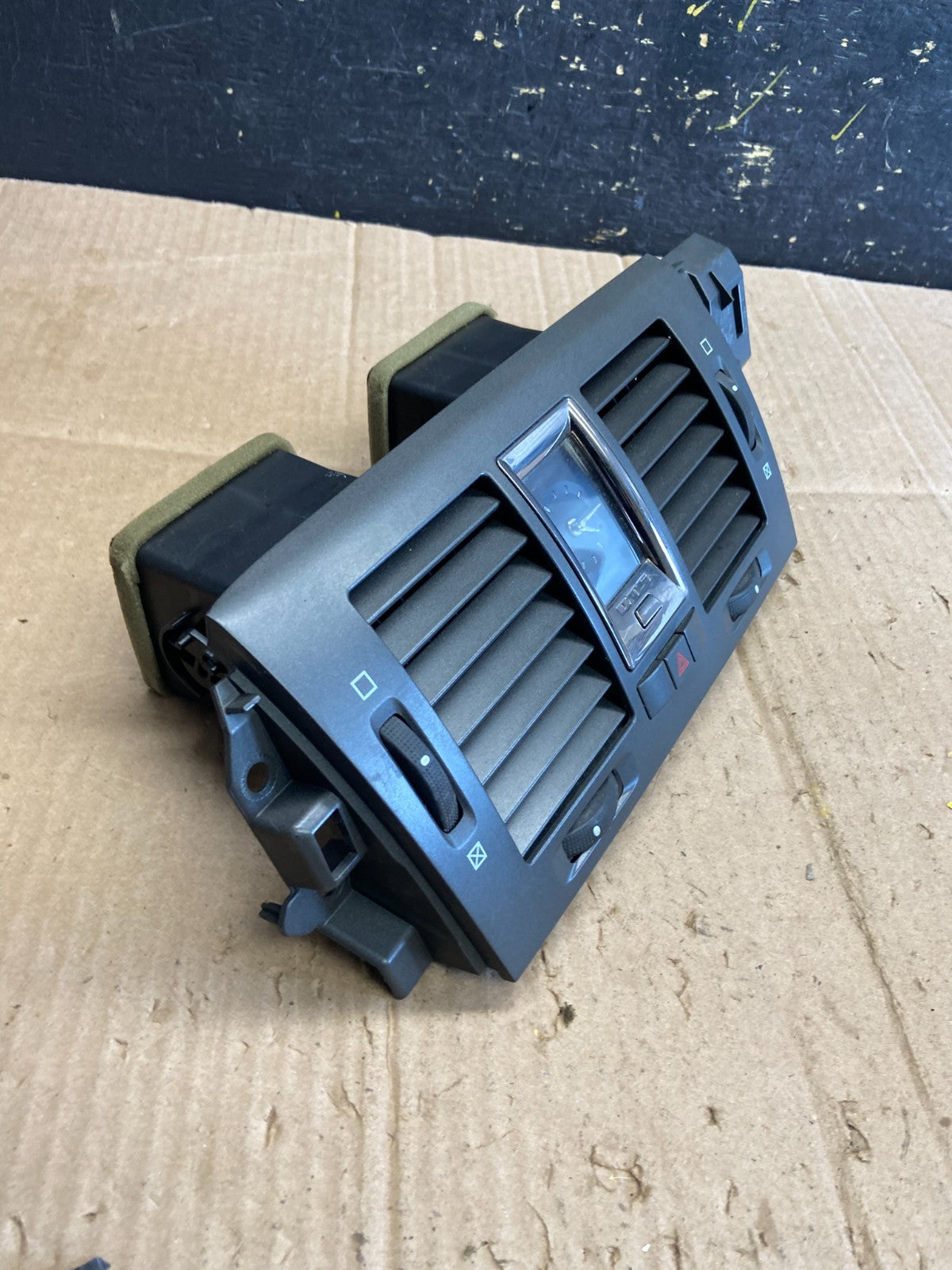 2006 to 2011 Cadillac DTS Dash Center Air Vent Heater Bezel OEM AA8082 DG1