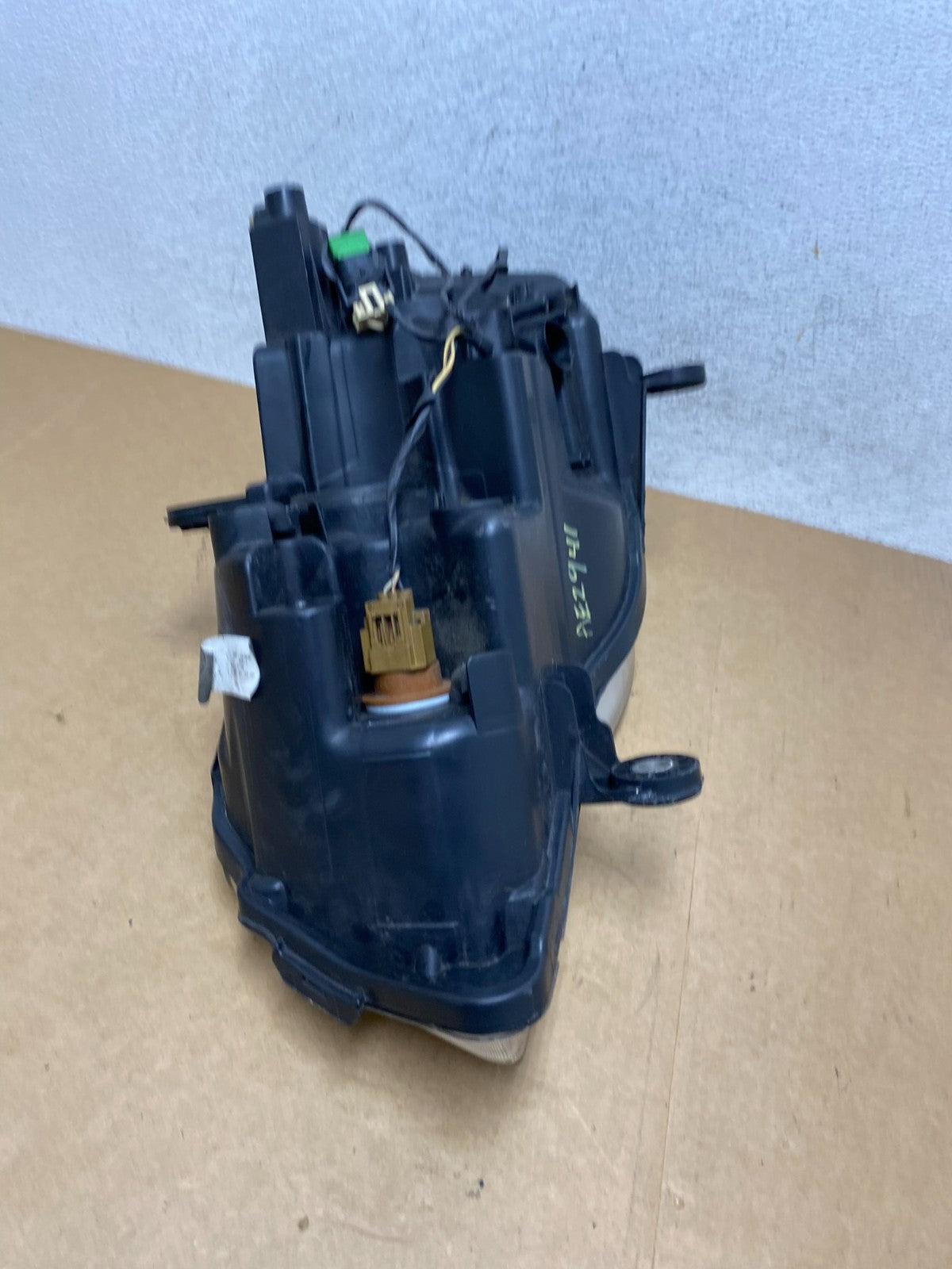 2011 to 2016 Chrysler Town and Country Right Passenger Headlight AE2941 DW8