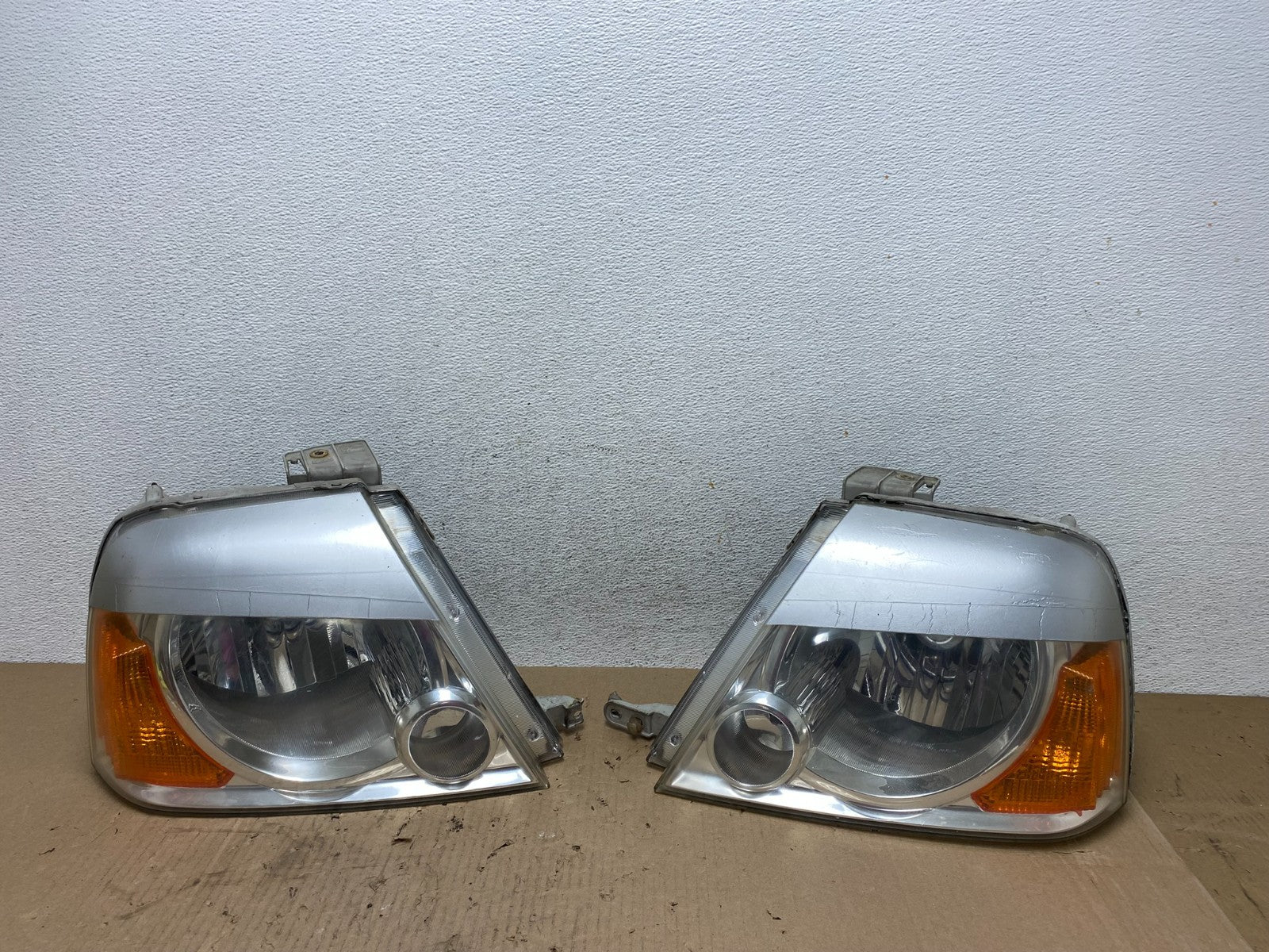 2004 to 2006 Suzuki XL-7 XL7 Left+Right Side Halogen Headlights AE88070