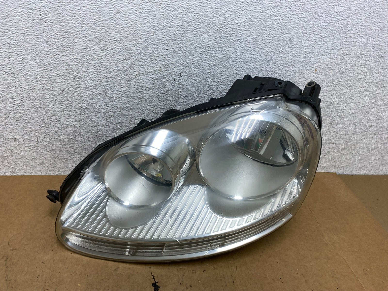 2005 to 2010 Volkswagen Jetta Left Driver LH Side Headlight Halogen AE3265 DW0
