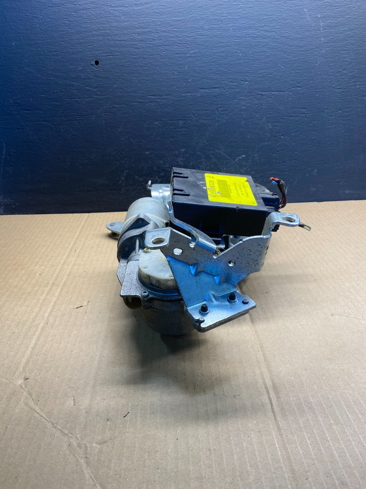 2006 Cadillac SRX Rear Gate Lid Motor Assembly W/ Auto Open Close  OEM AC0849 DG4