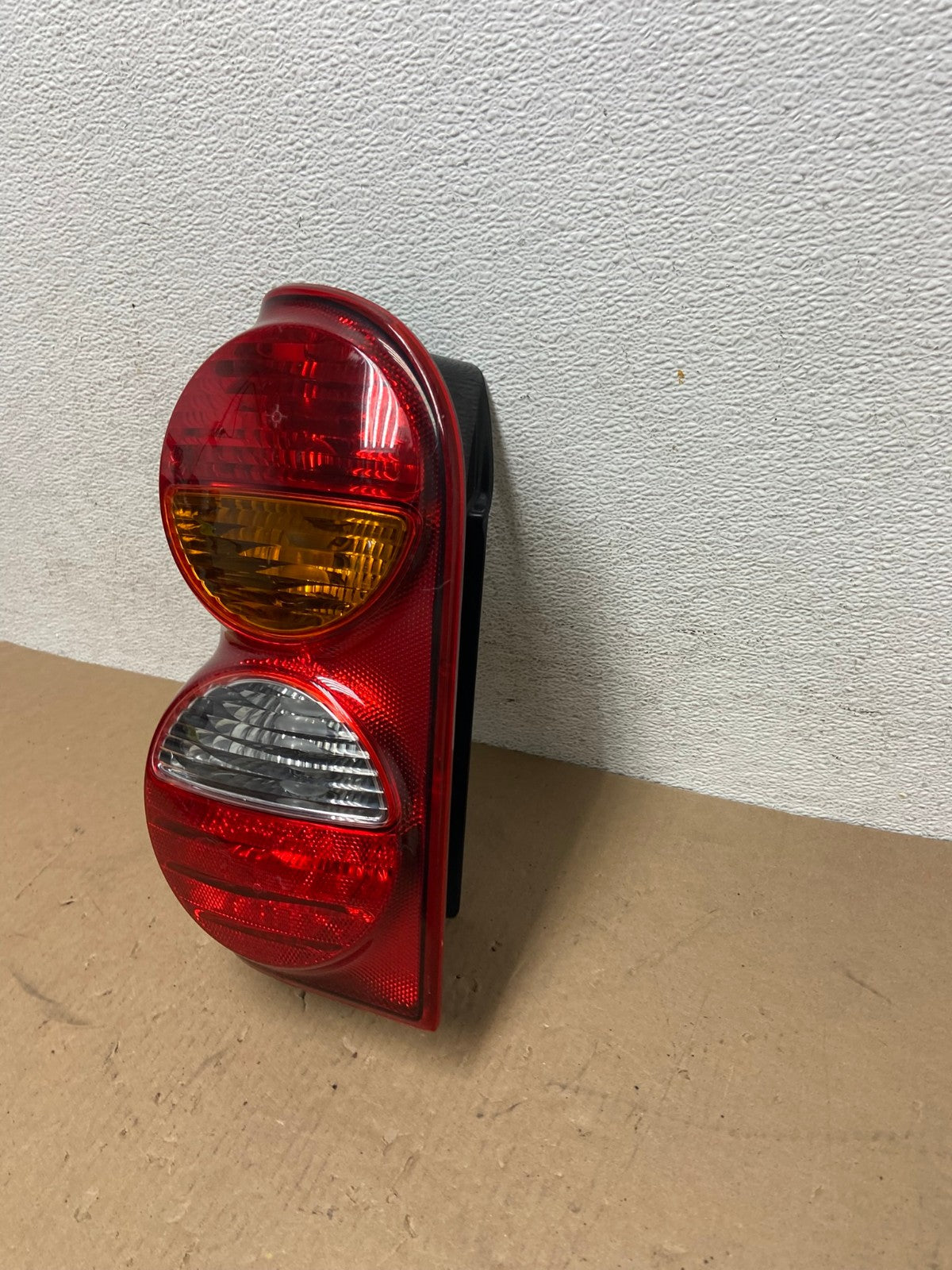 2002 2003 2004 Jeep Liberty Left Driver LH Side Tail Light AD6527 LK1