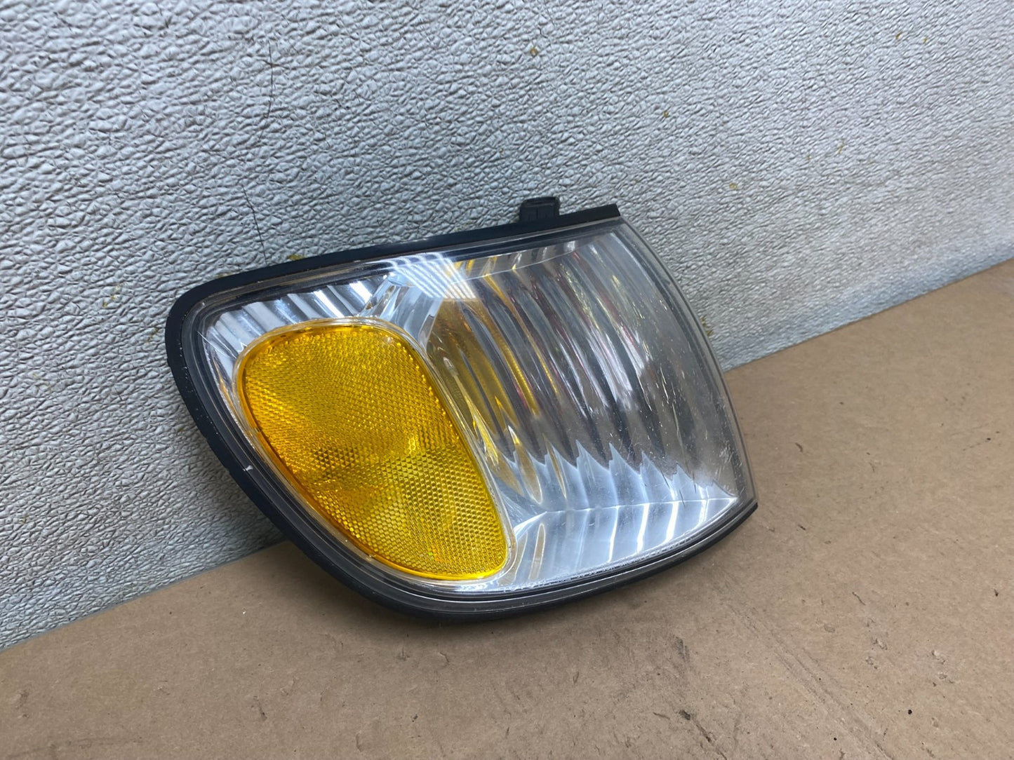 2001 to 2003 Toyota Sienna Turn Signal Right Passenger RH Lamp OEM S3844 DW2