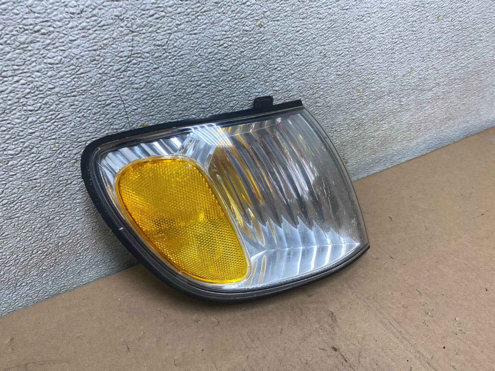 2001 to 2003 Toyota Sienna Turn Signal Right Passenger RH Lamp OEM S3844 DW2