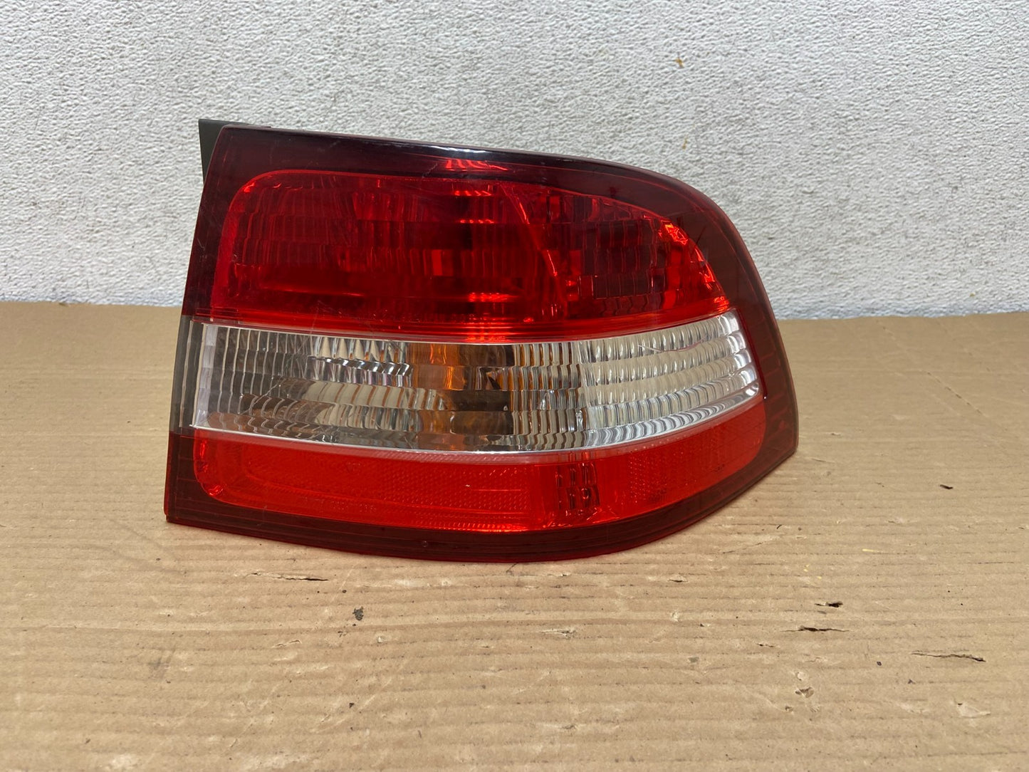 2000 2001 Lexus ES300 Outer Right Passenger RH Side Tail Light AG8947 DW0
