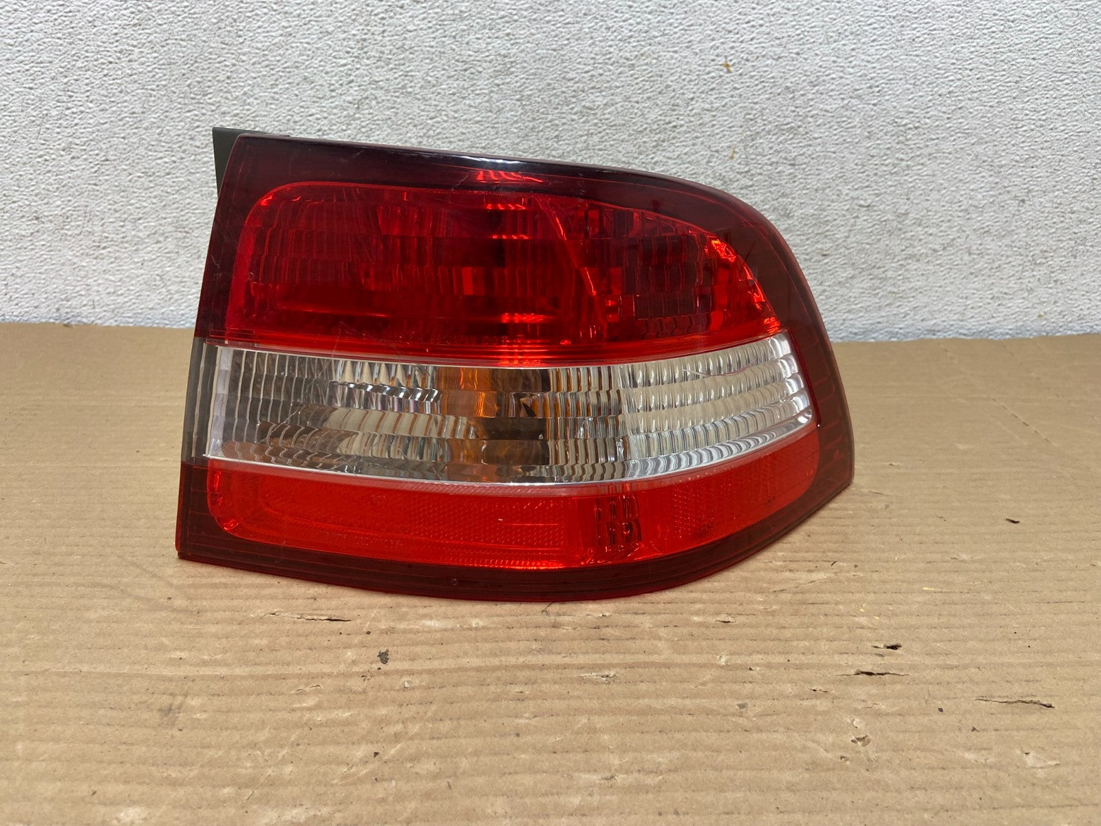 2000 2001 Lexus ES300 Outer Right Passenger RH Side Tail Light AG8947 DW0