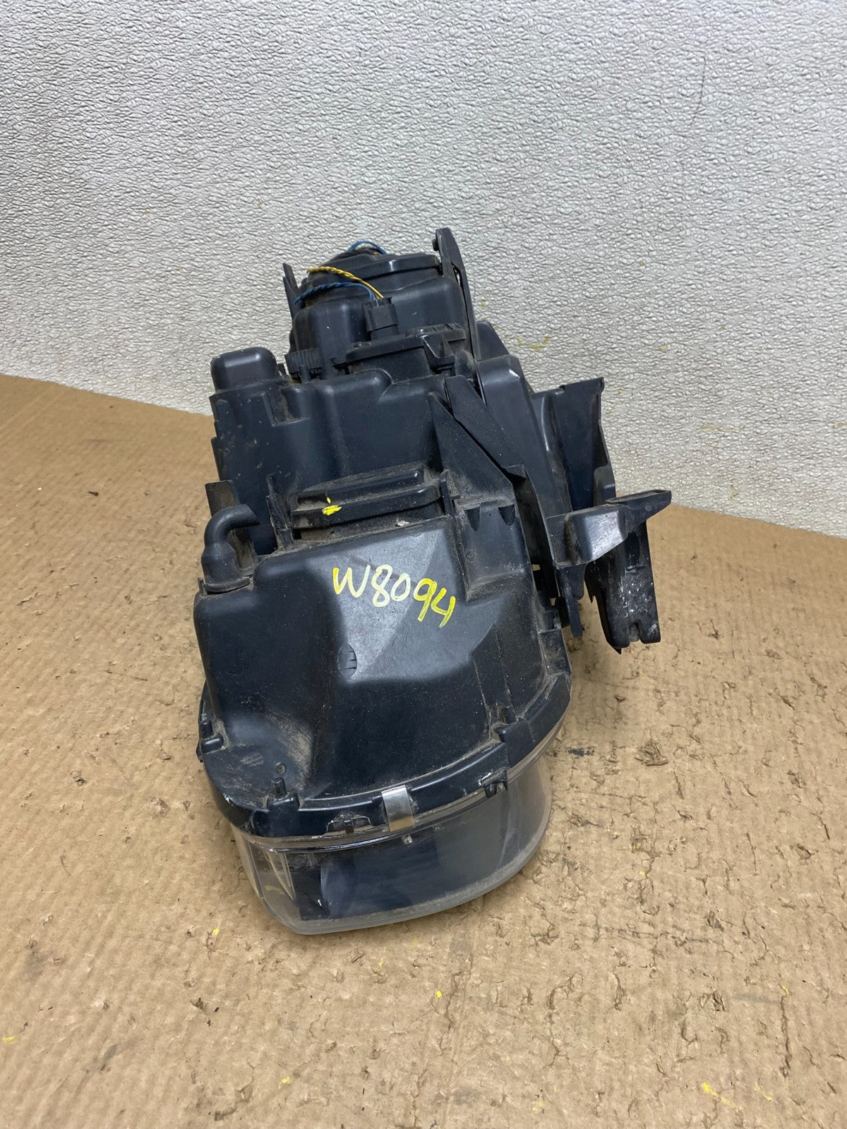 2002 to 2005 BMW 7 Series 745i Xenon Right Passenger Headlight W8094 DW12