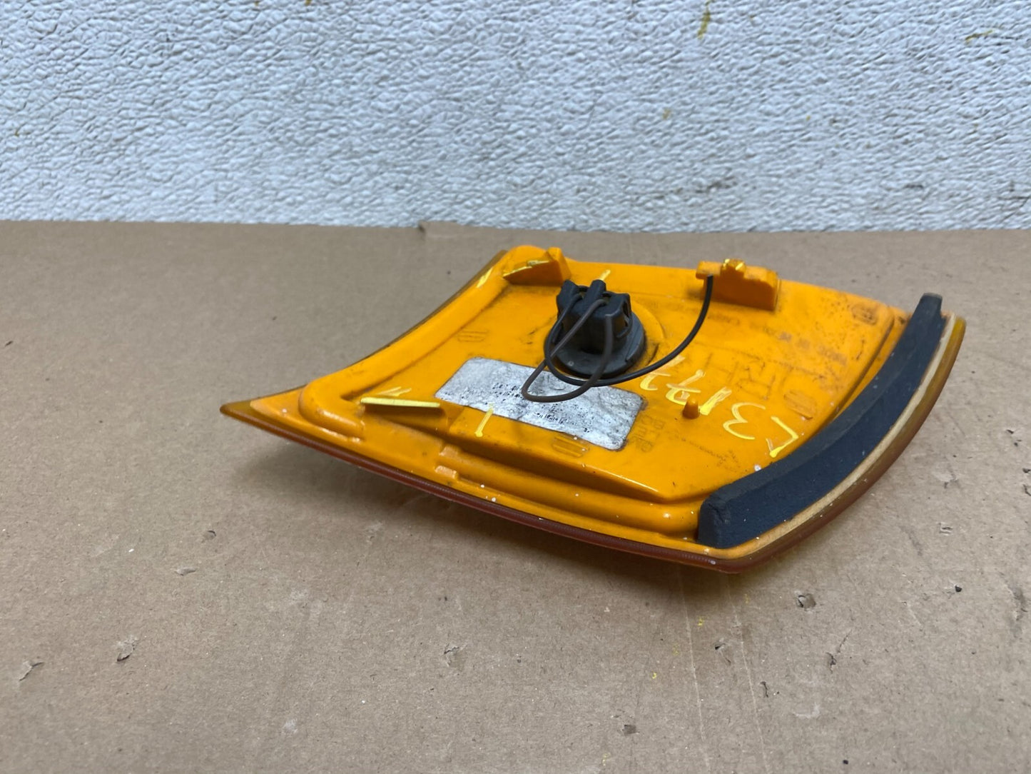 2002 to 2004 Saturn Vue Right RH Side Turn Signal Corner Headlight Light L31777