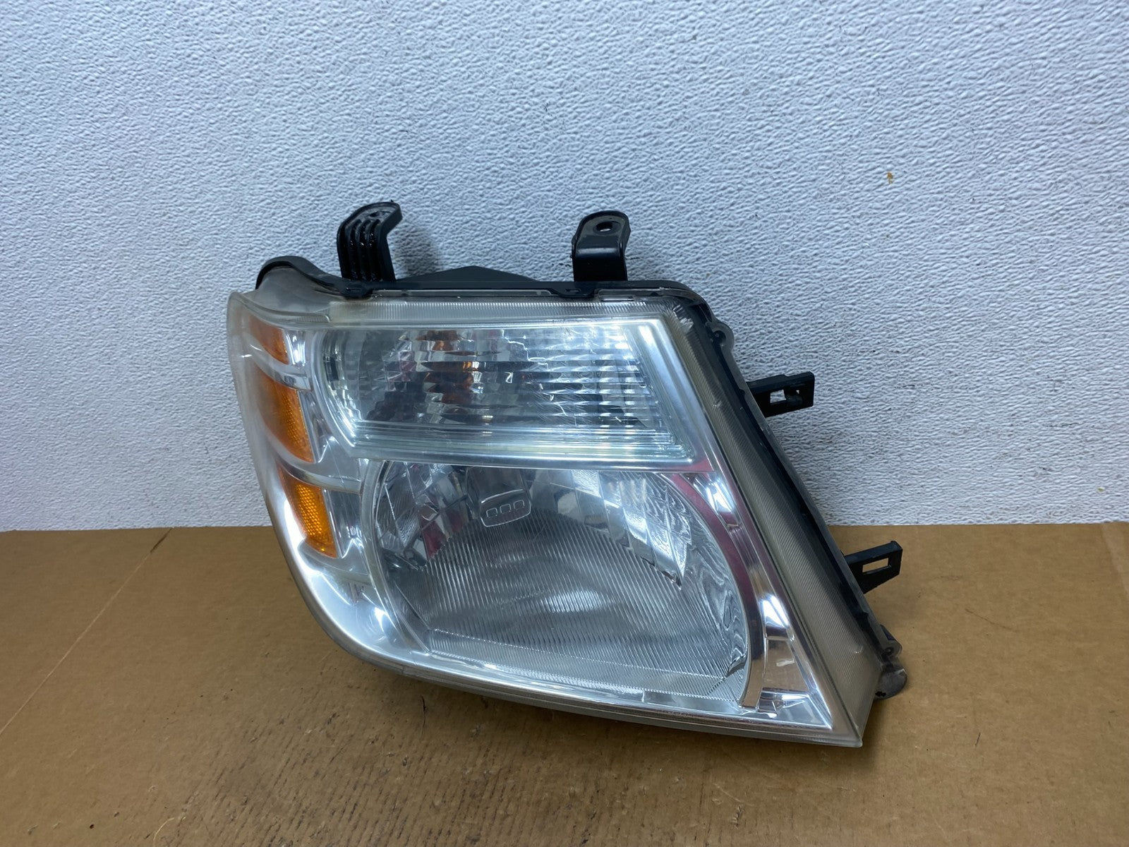 2008 to 2012 Nissan Pathfinder Halogen Headlight Right Passenger AE0566 DW1