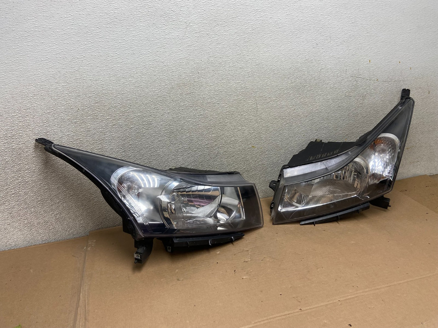 2011 to 2015 Chevrolet Cruze Halogen Left+Right Set Headlights AA9866 DW2