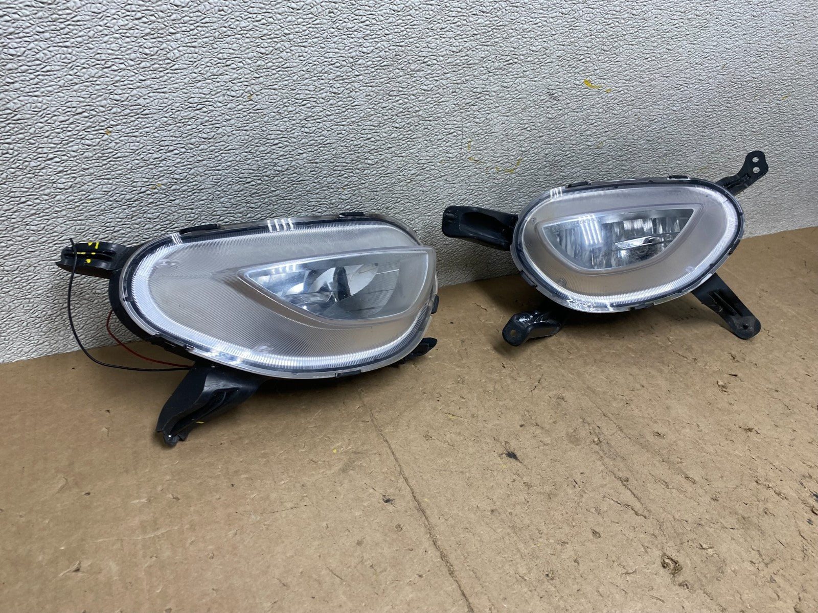 2014 to 2016 Kia Cadenza Front Left+Right Set Fog Light EM W9323 DG2
