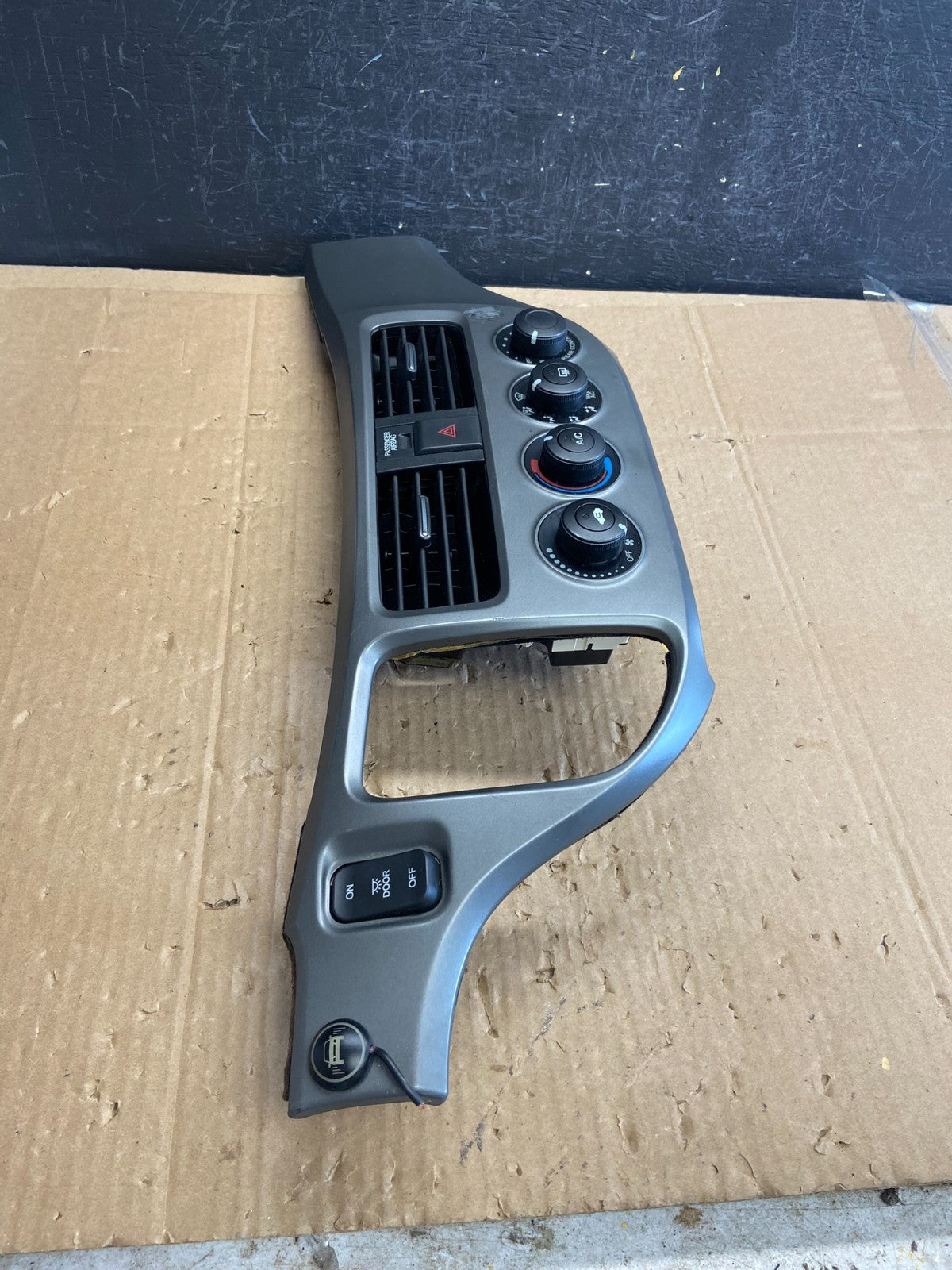 2005 to 2010 Honda Odyssey Radio Climate Control Dash Trim Bezel ad2264 DG1