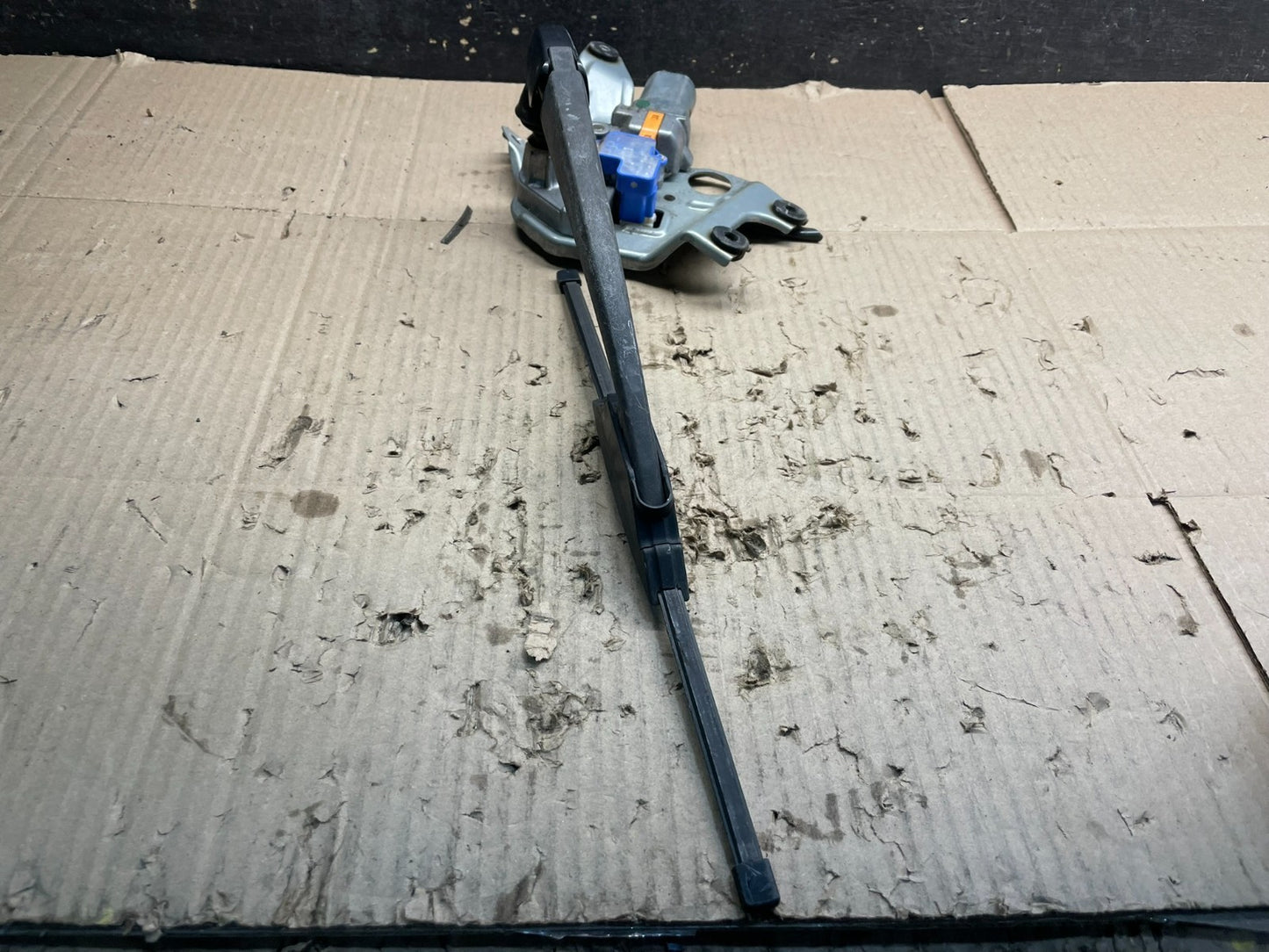 2010 to 2014 Subaru Legacy Outback Rear Windshield Wiper Motor x8311 DG2
