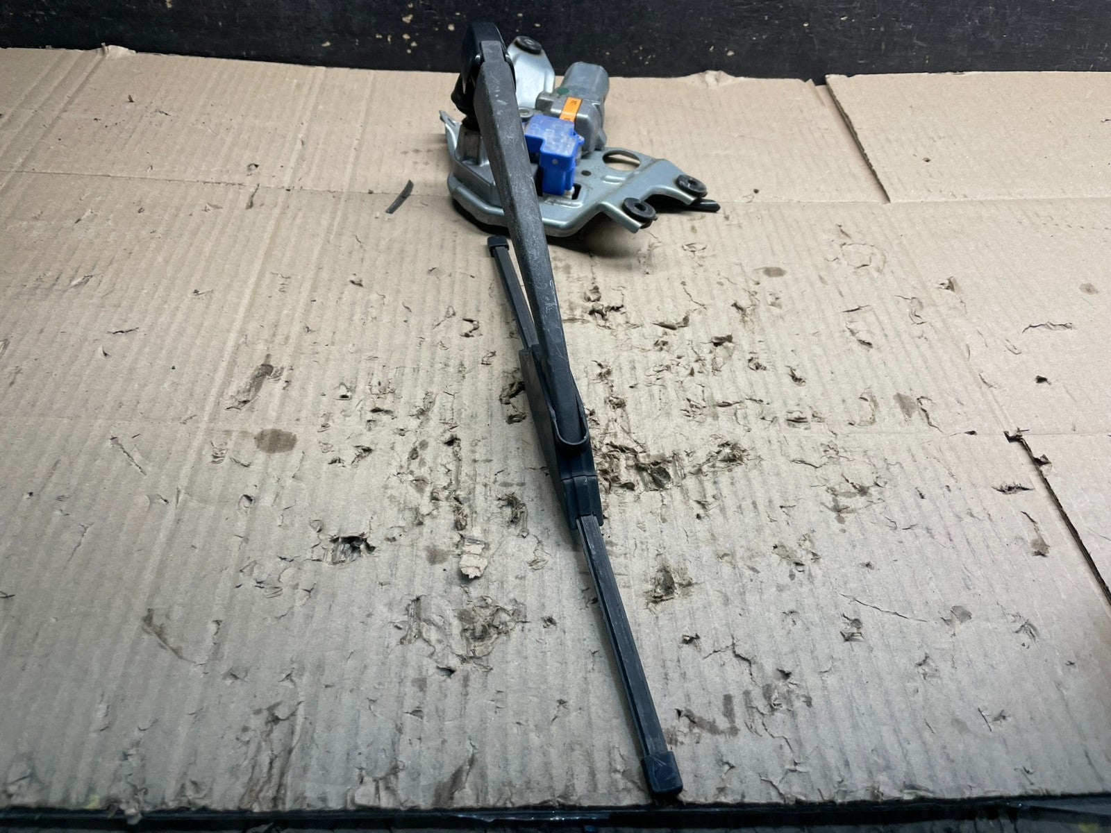 2010 to 2014 Subaru Legacy Outback Rear Windshield Wiper Motor x8311 DG2