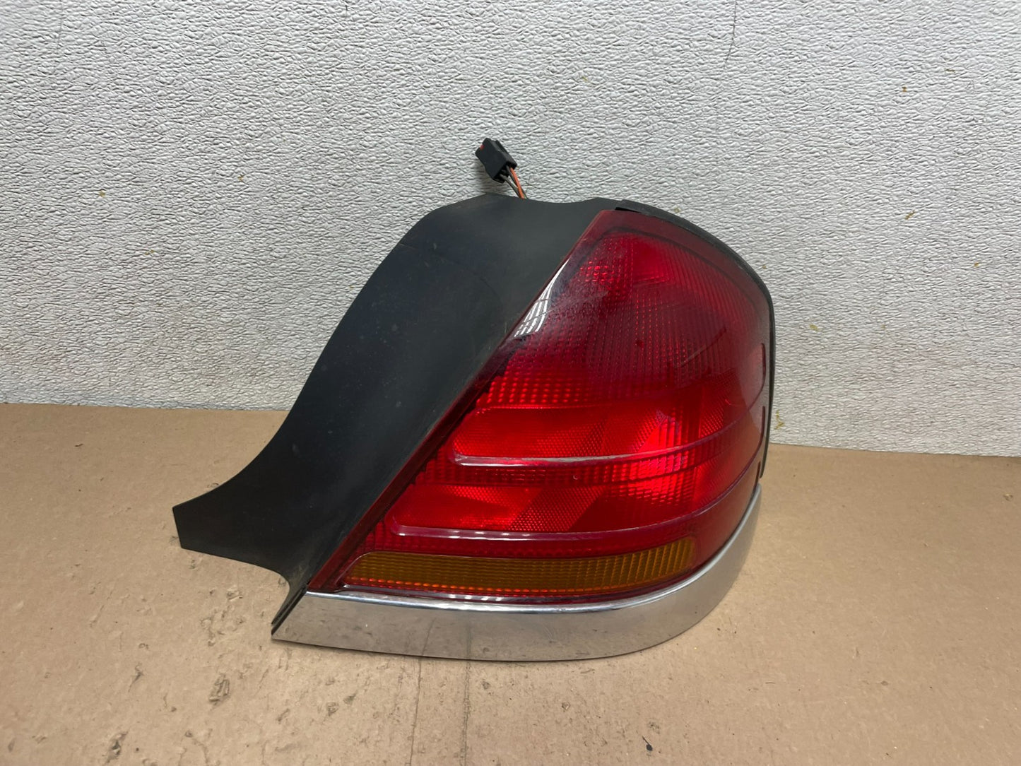 1998-2003 Ford Crown Victoria Right Passenger Rh Side Tail Light Oem Q46730