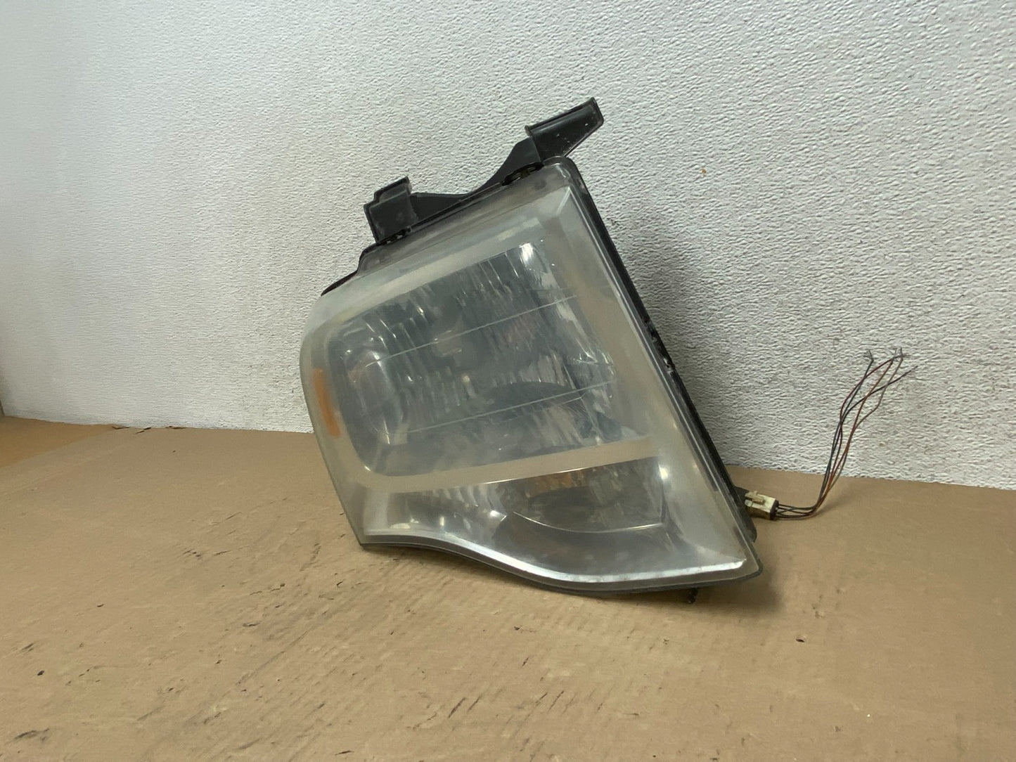 2007 to 2014 Ford Expedition Right Passenger RH side Headlight Halogen AG7960 DW2