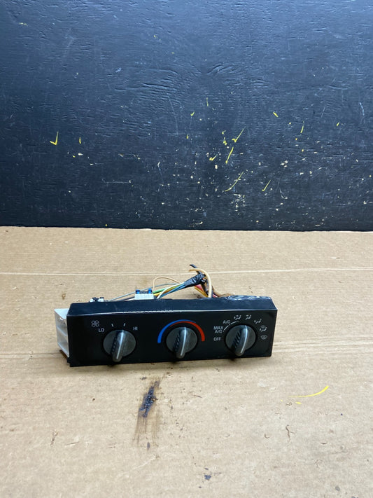 2001 - 2007 GMC Chevrolet Express 1500 Climate Control A/C W6514 DG0