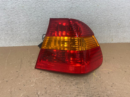 2002 -  2005 BMW 3 E46 Series Right Passenger  Tail Light Oem R0899 DW0
