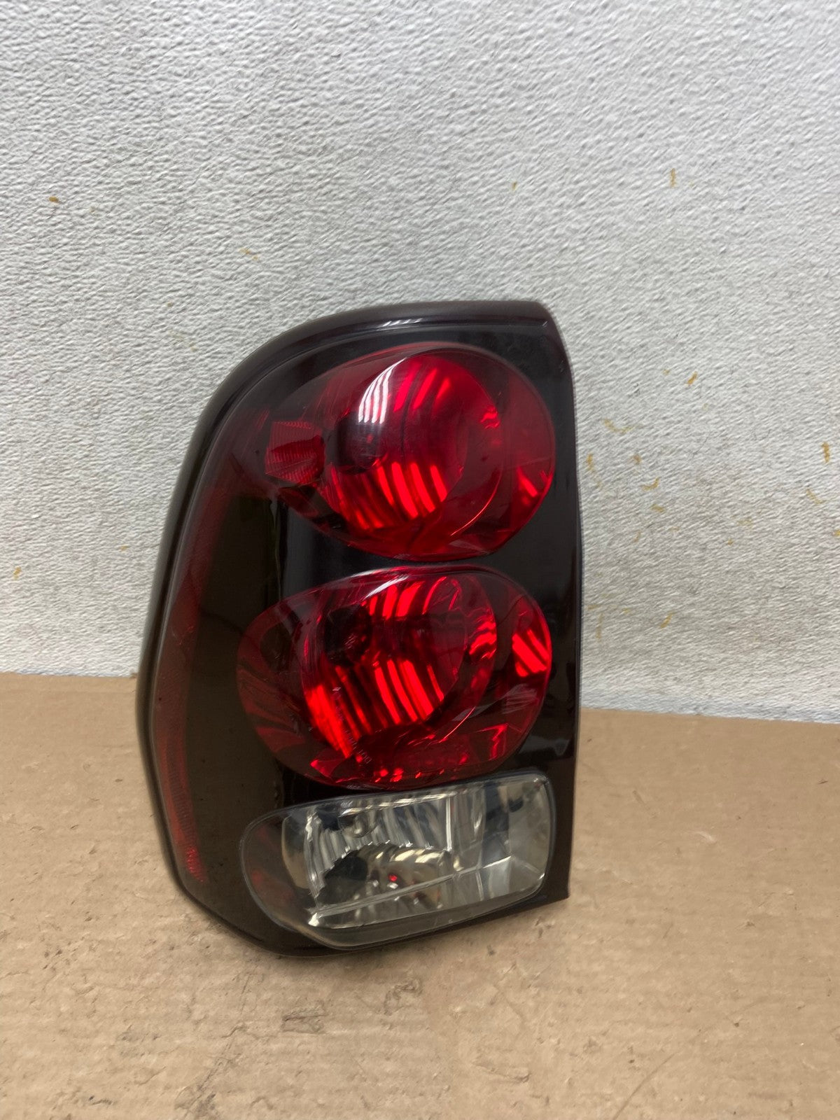 2002 to 2009 Chevrolet Trailblazer Left Driver LH Side Tail Light AI1137 LK0