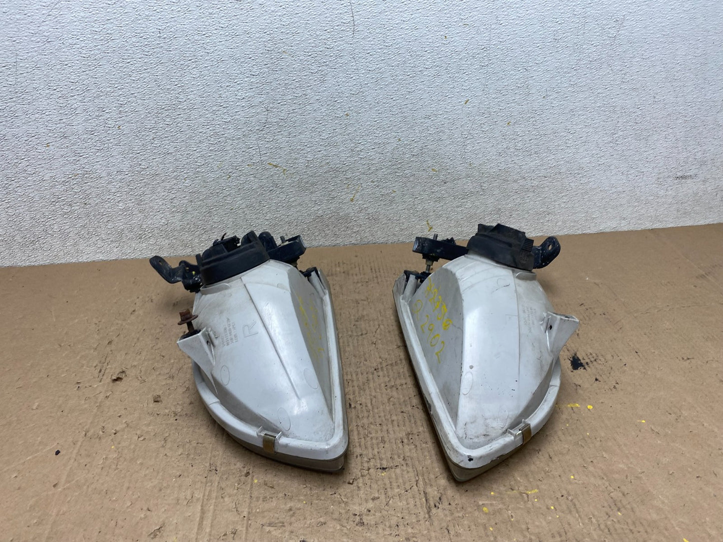 2001 2002 2003 Toyota Sienna Left+Right Side Headlights Halogen Q2902 DW13