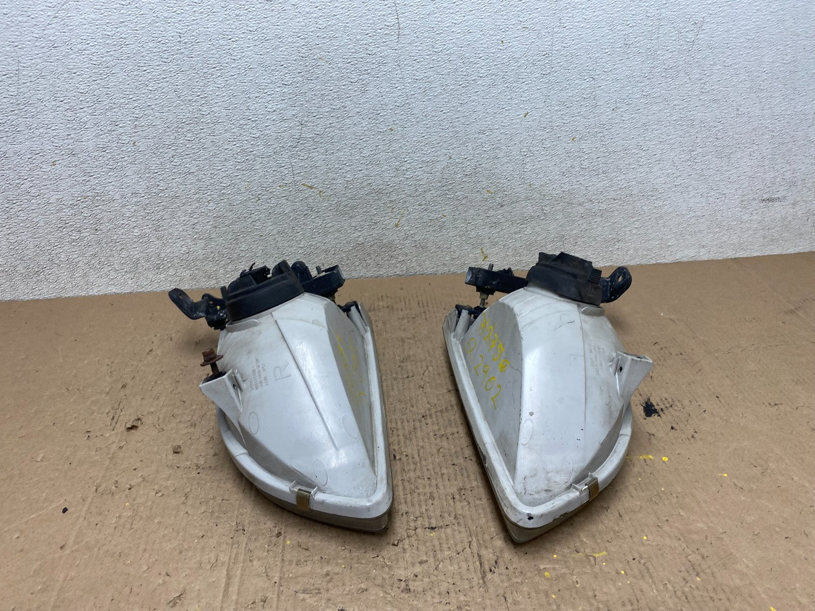 2001 2002 2003 Toyota Sienna Left+Right Side Headlights Halogen Q2902 DW13