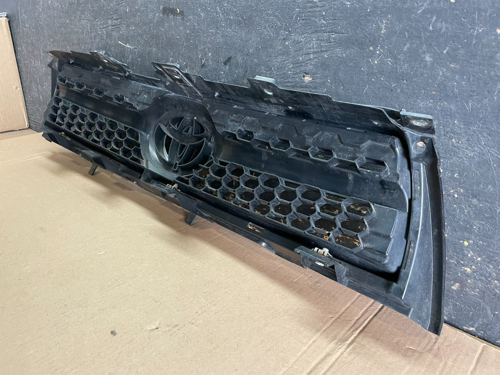 2009 to 2012 Toyota RAV4 Front Upper Grill Grille OEM Z8577 DG6