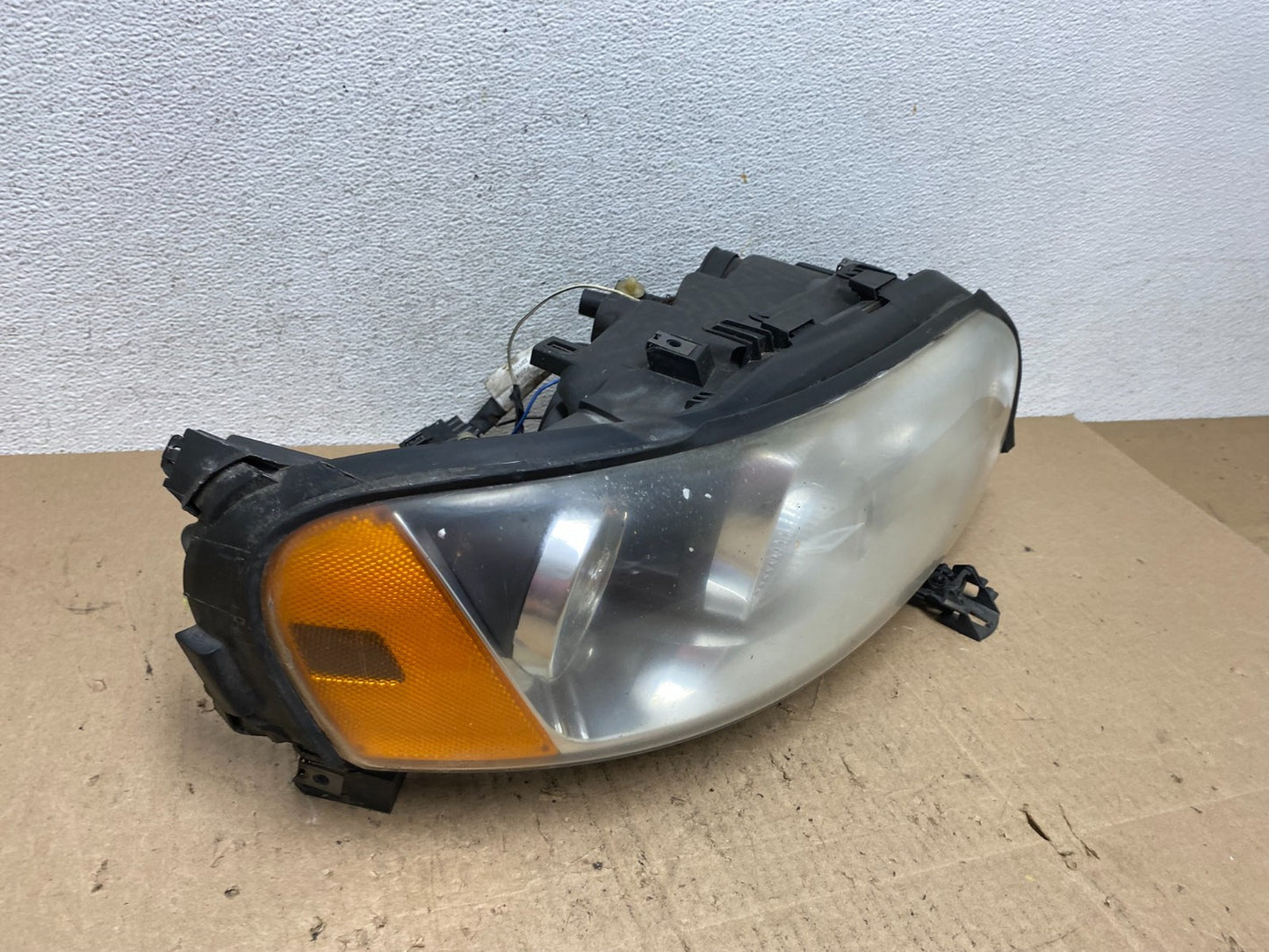 2005 to 2007 Volvo XC70 V70 Passenger Right Passenger RH Headlight AE6603 DW2