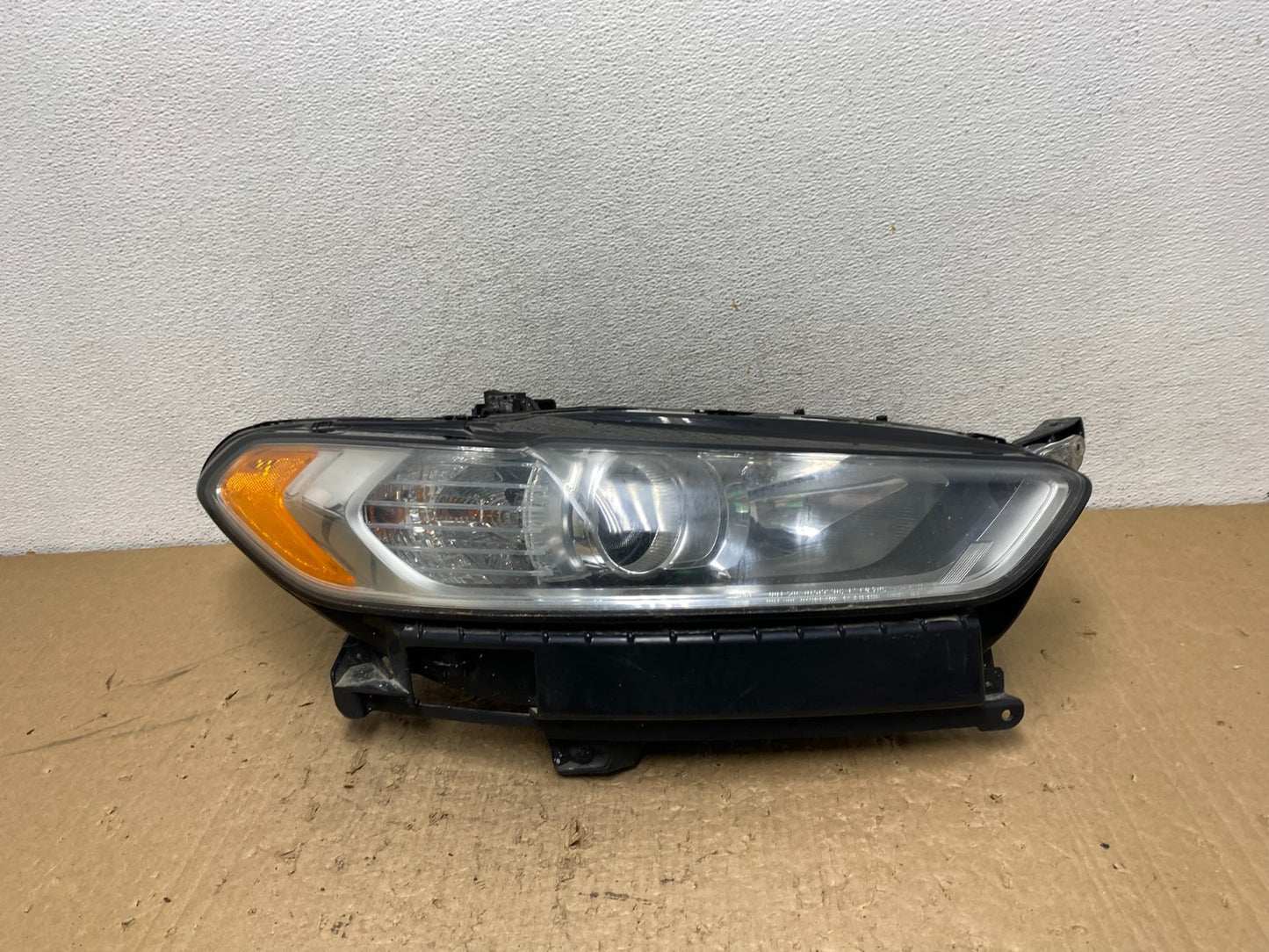 2013 to 2016 Ford Fusion Right Passenger Rh Side Headlight AG1432 DW0