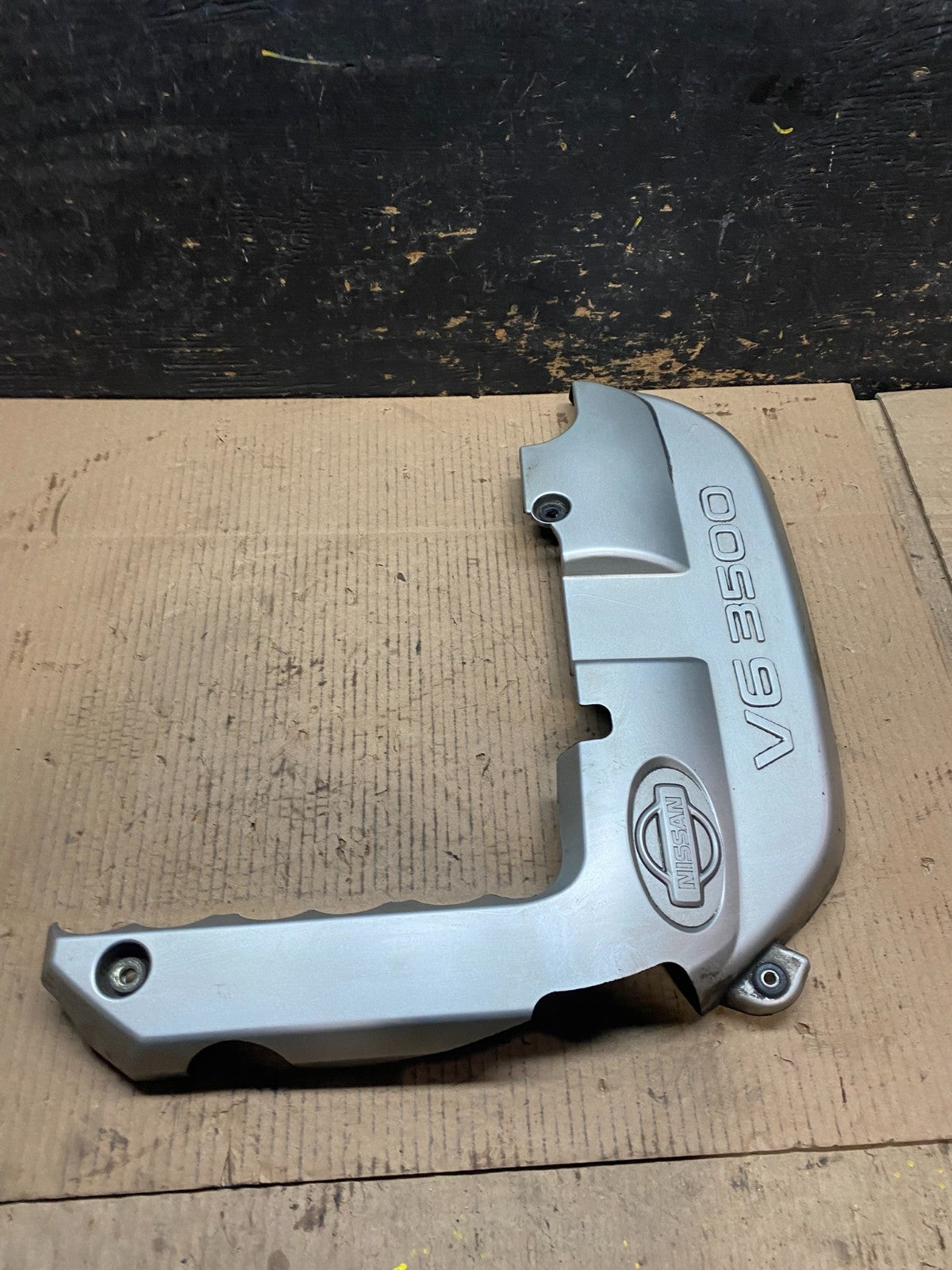 2001 to 2004 Nissan Pathfinder Engine Cover Ornament W5610 DG2