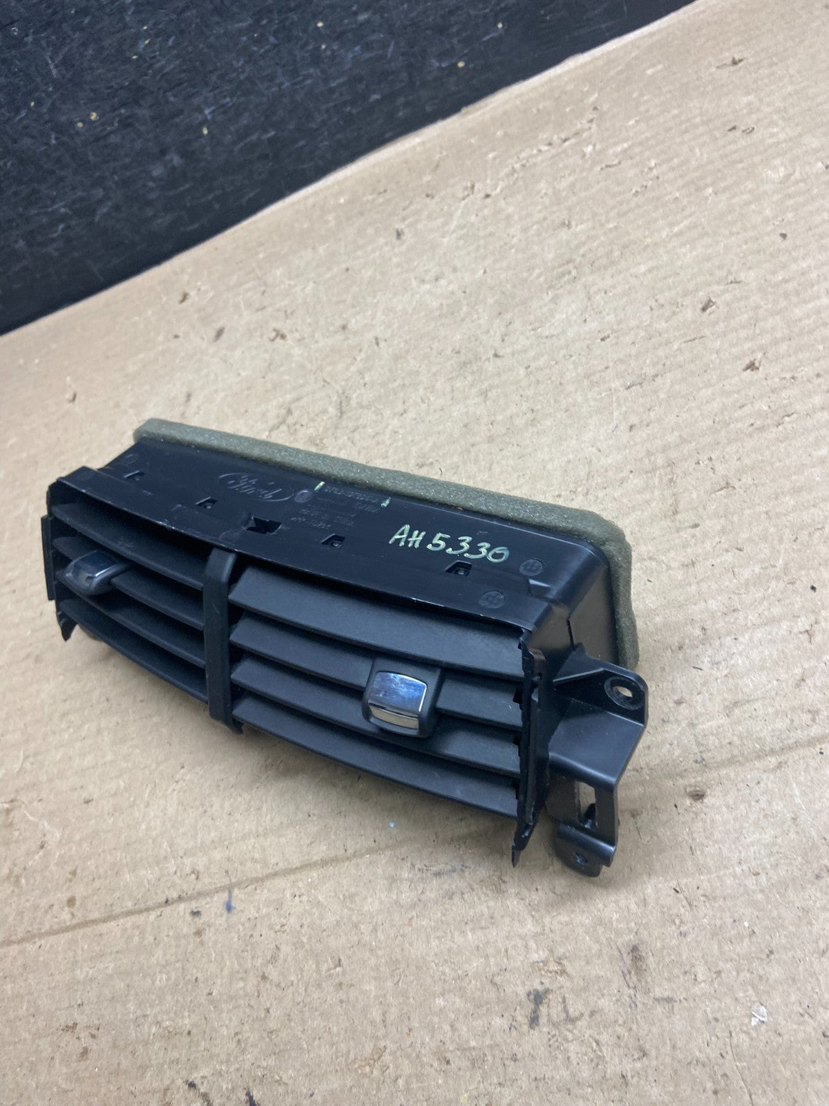 2011 to 2014 Ford Edge Center Dash Radio Panel Air Vent ah5330 DG2