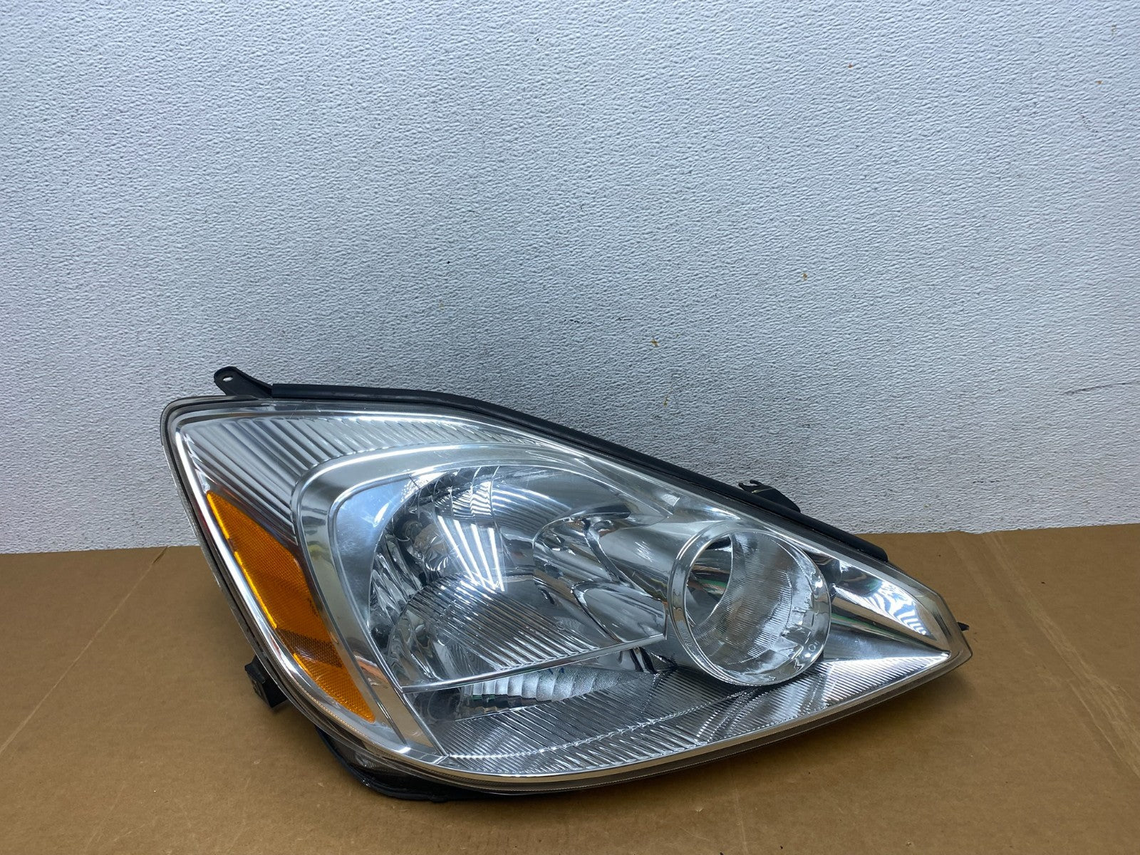 2004-2005 Toyota Sienna Right Passenger Halogen Headlight AD8934 DW0