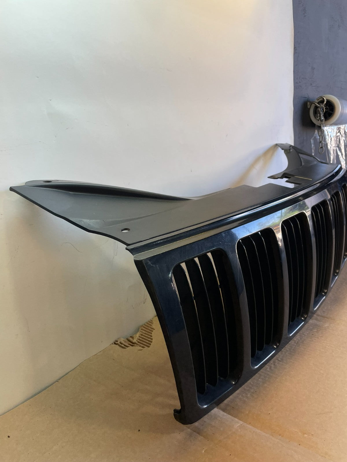2005 2006 2007 Jeep Grand Cherokee Front Upper Grill Grille AG3102 DG2