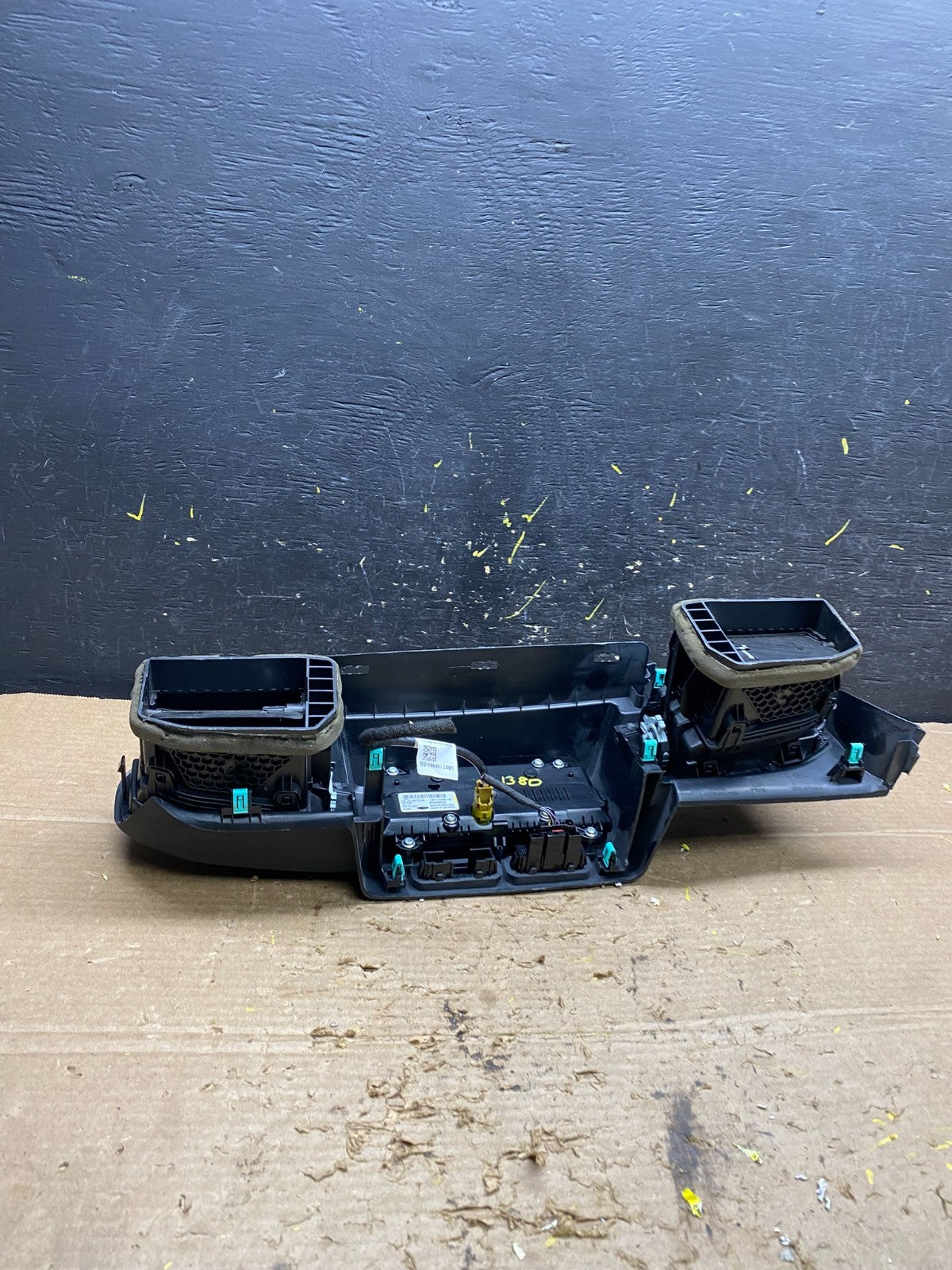 2020 to 2023 Ford  Explorer Console Radio Display Screen Air Vents x1380 DG5