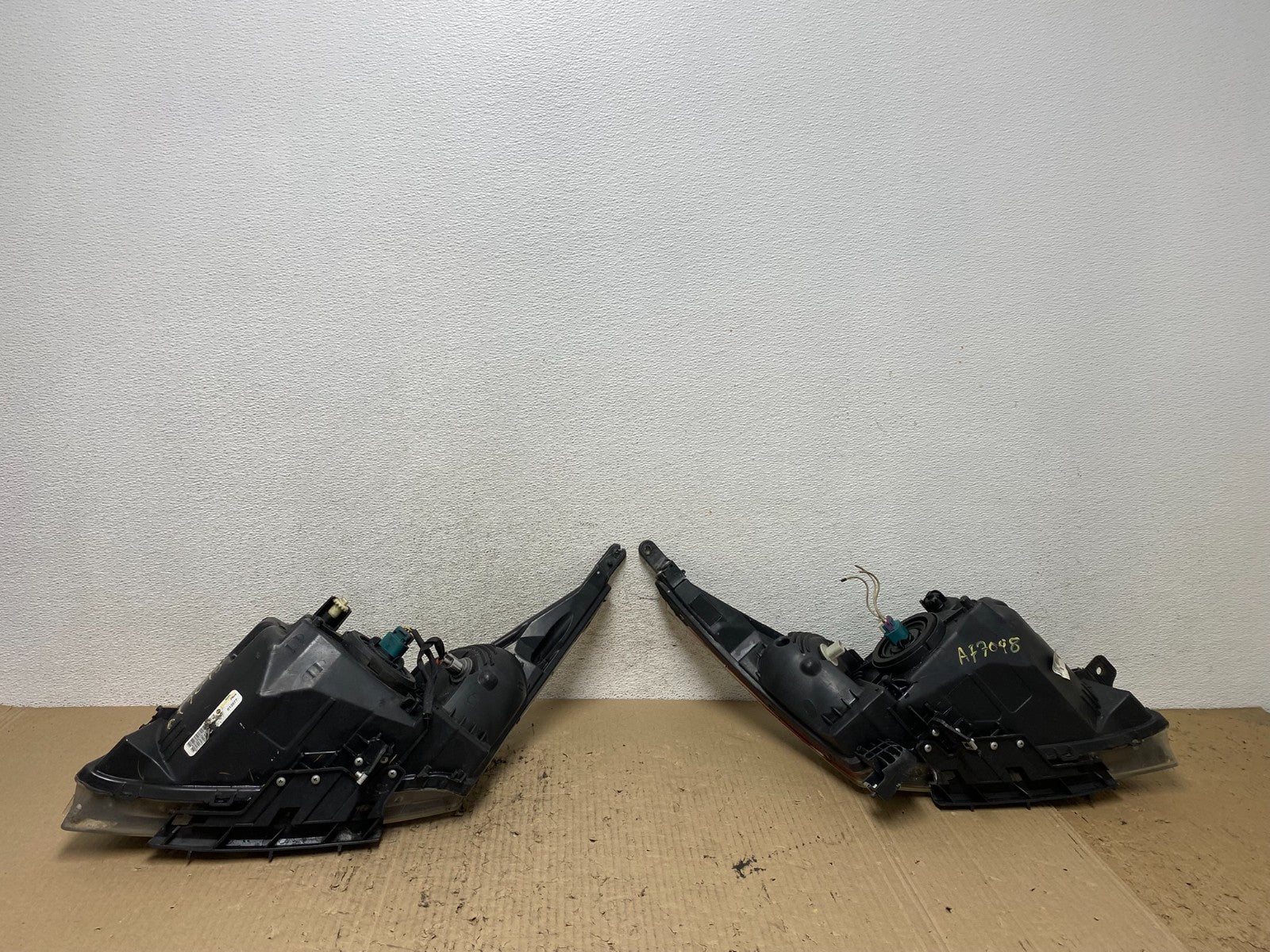 2011 to 2015 Chevrolet Cruze Halogen Left+Right Set Headlights AF7098 DW8