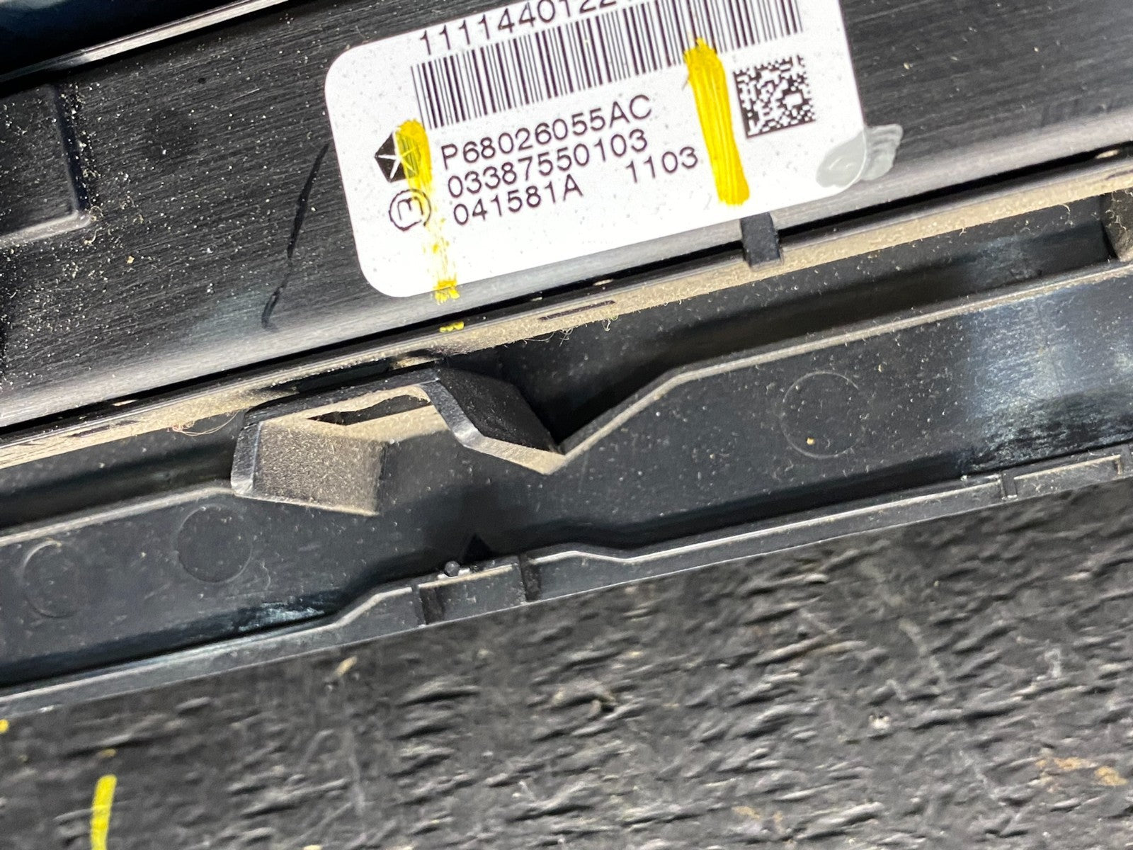 2009 to 2012 Dodge Ram 1500 Center Dash Radio Screen Climate Panel r2542 DG8