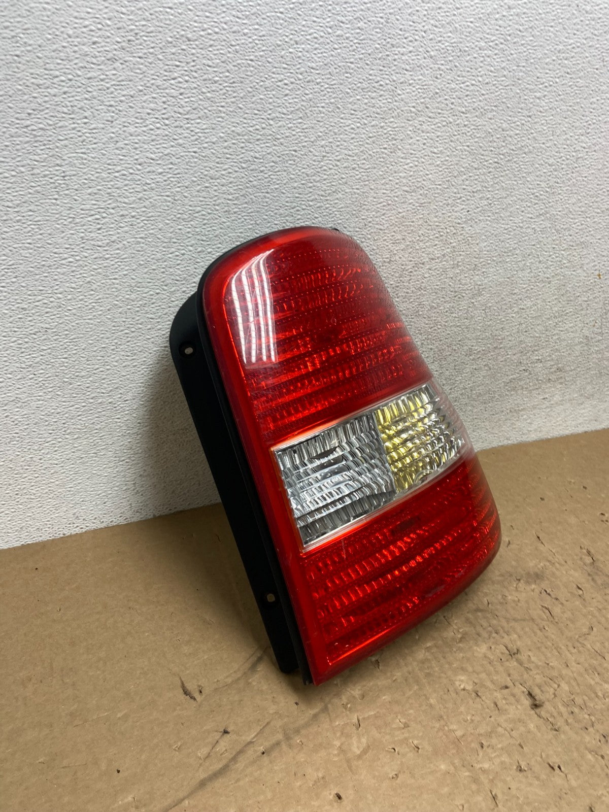 2003 2004 2005 Kia Sedona Right Passenger RH Side Tail Light AG12172