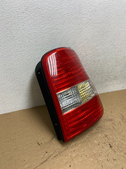 2003 2004 2005 Kia Sedona Right Passenger RH Side Tail Light AG12172