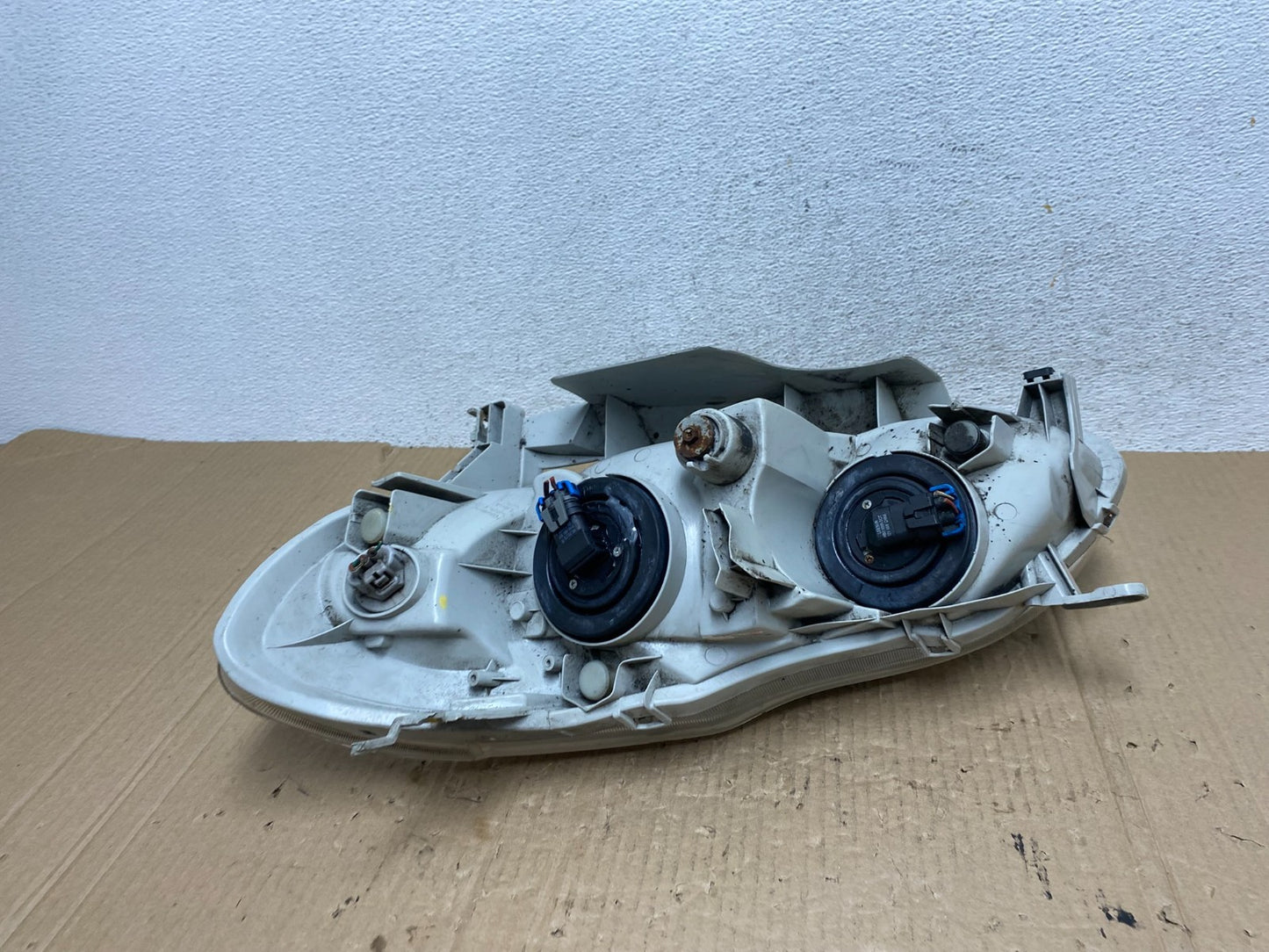 2003 to 2004 Toyota Corolla Right Passenger RH side Headlight AE9040 DW7