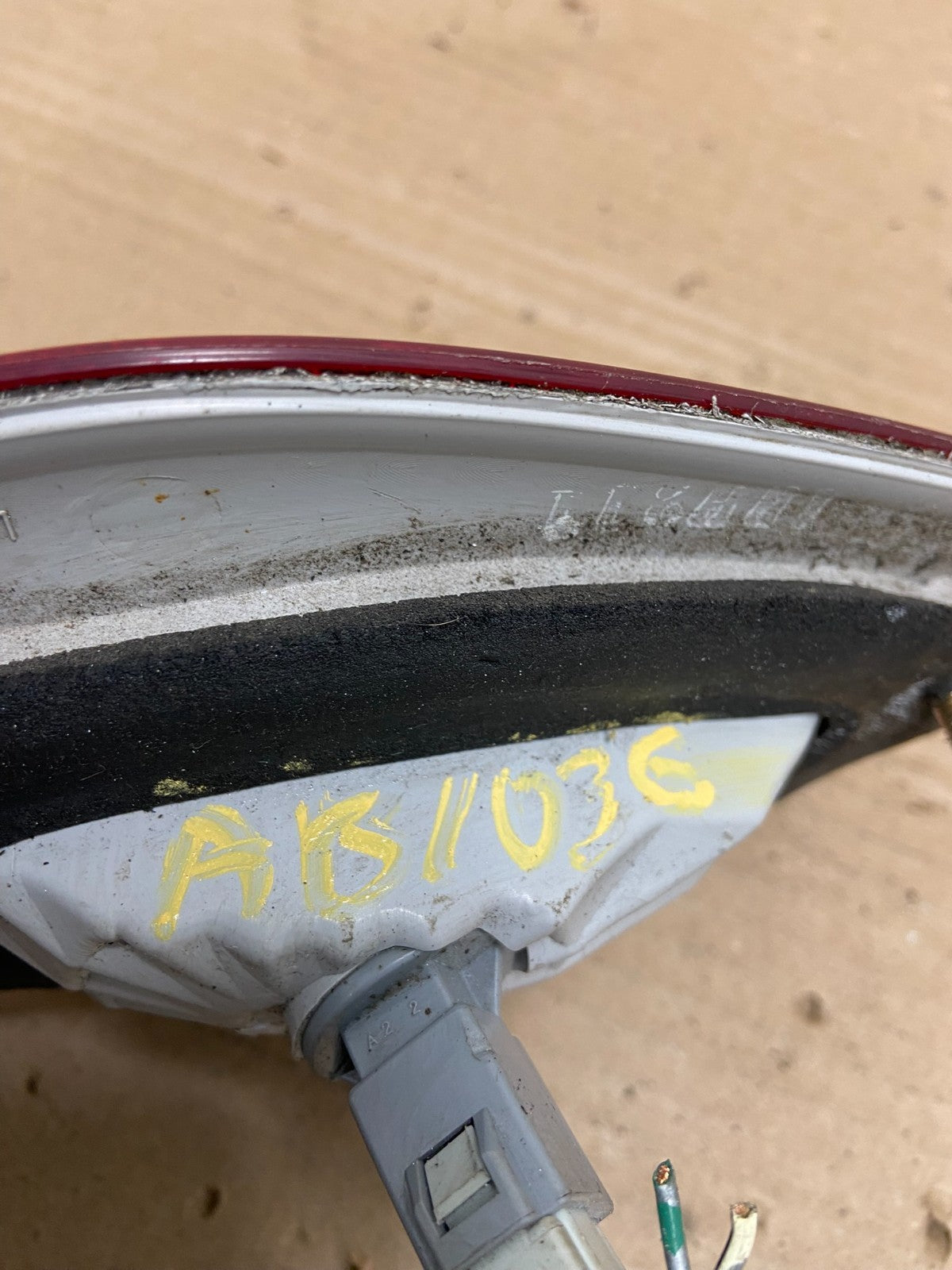 2003 to 2004 Toyota Avalon Right Passenger RH Inner Tail Light OEM AB1036 LK5