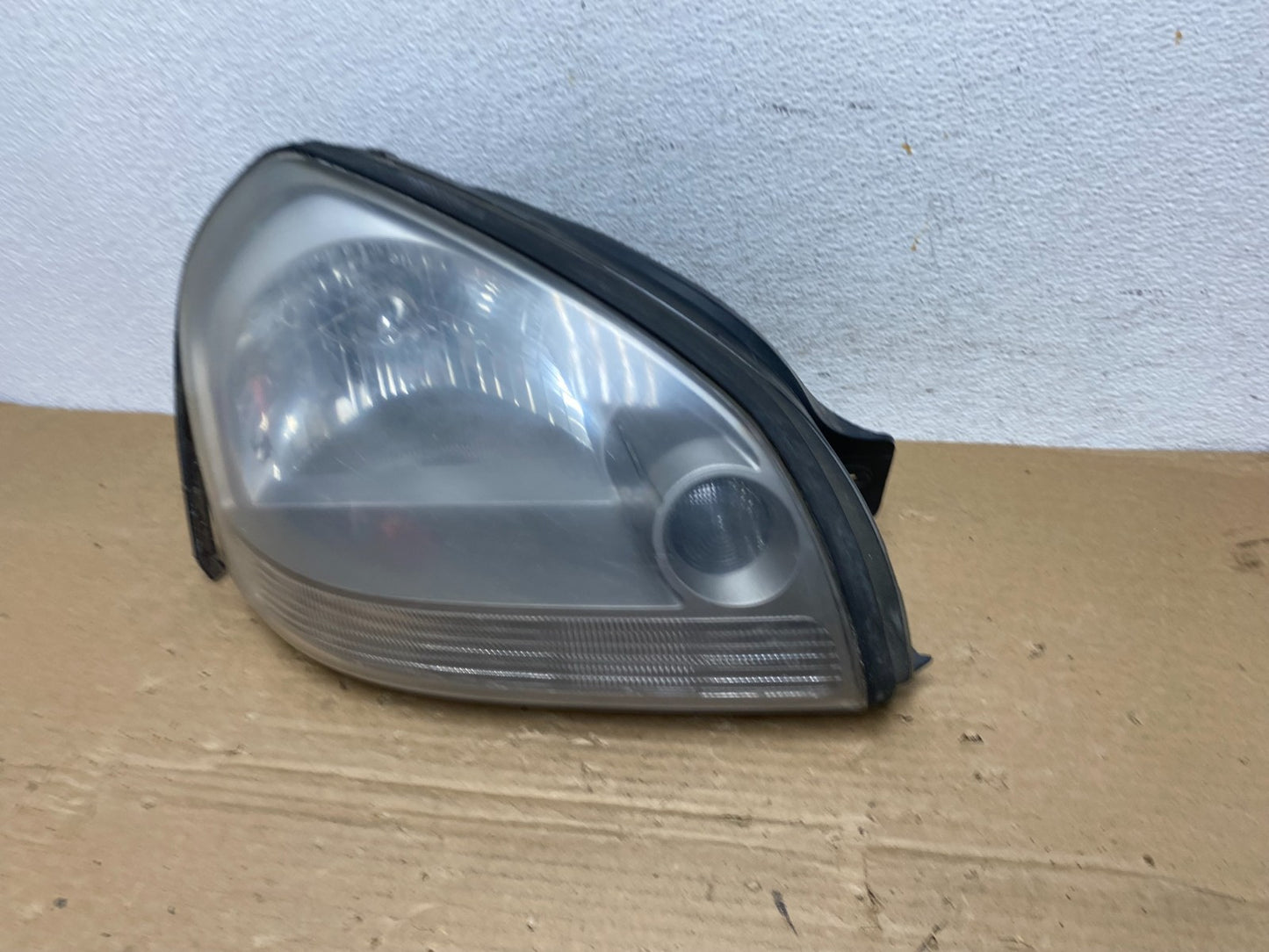 2005 to 2008 Hyundai Tucson Right Passenger Side Headlight AD3984 DW1