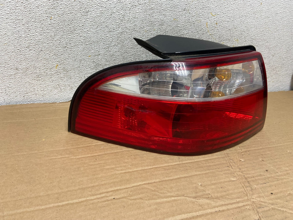 2004 2005 Mercury Sable Left Driver Side Tail Light AH2228 DG1