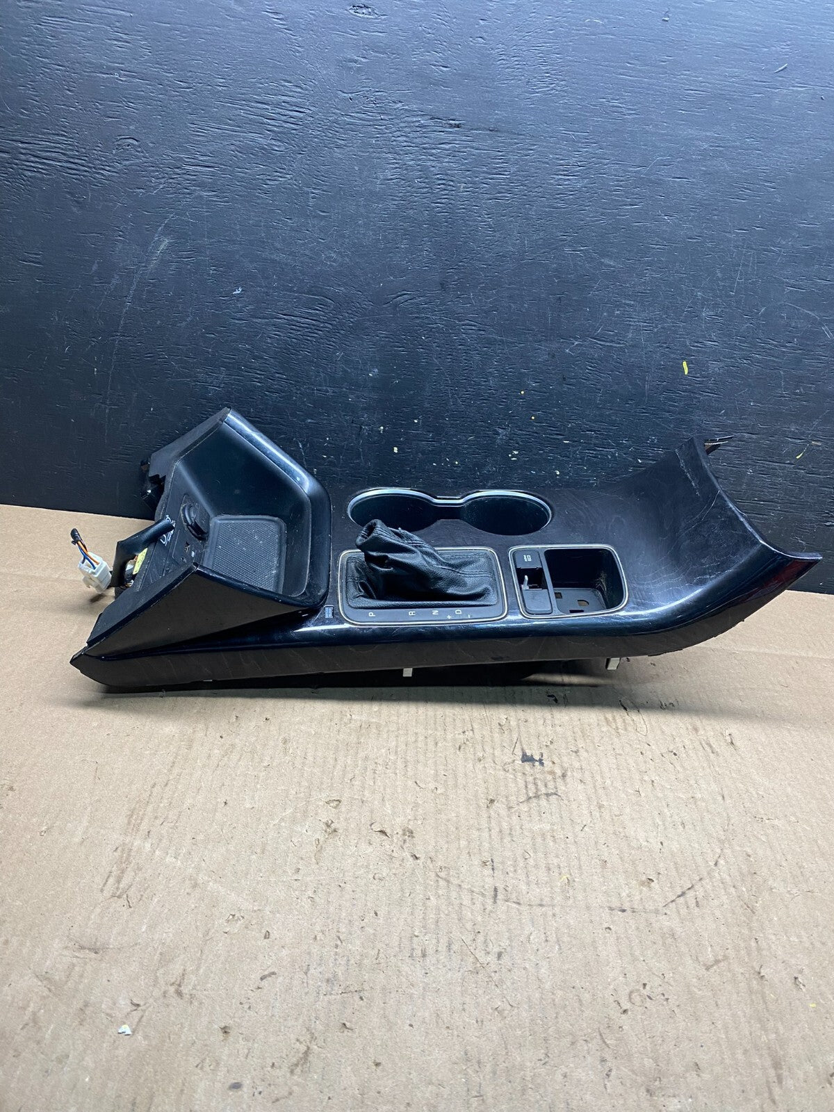 2013 to 2015 Kia Sorento Center Console Shifter Bezel Trim Cup Holder O6912 DG4