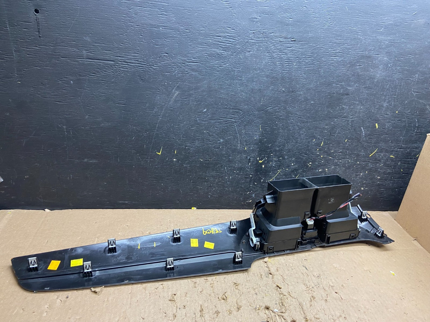 2008 to 2017 Buick Enclave Dash Center Clock Bezel Air Vent Trim Oem t8709 DG5